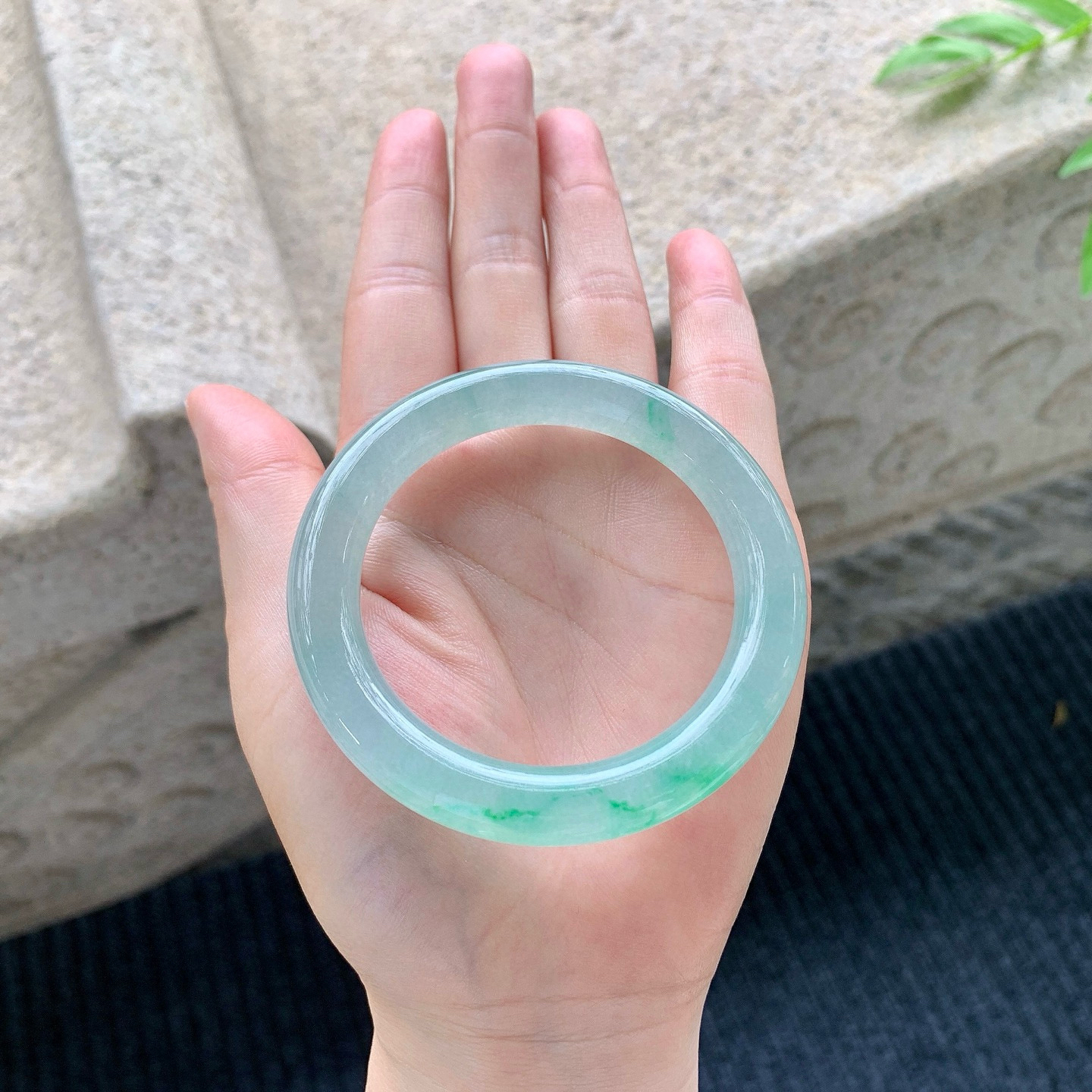 圆条50 51
【圈口】51.3/9.8/9.7
【描述】冰飘绿，水润，种老，细腻，无裂纹！