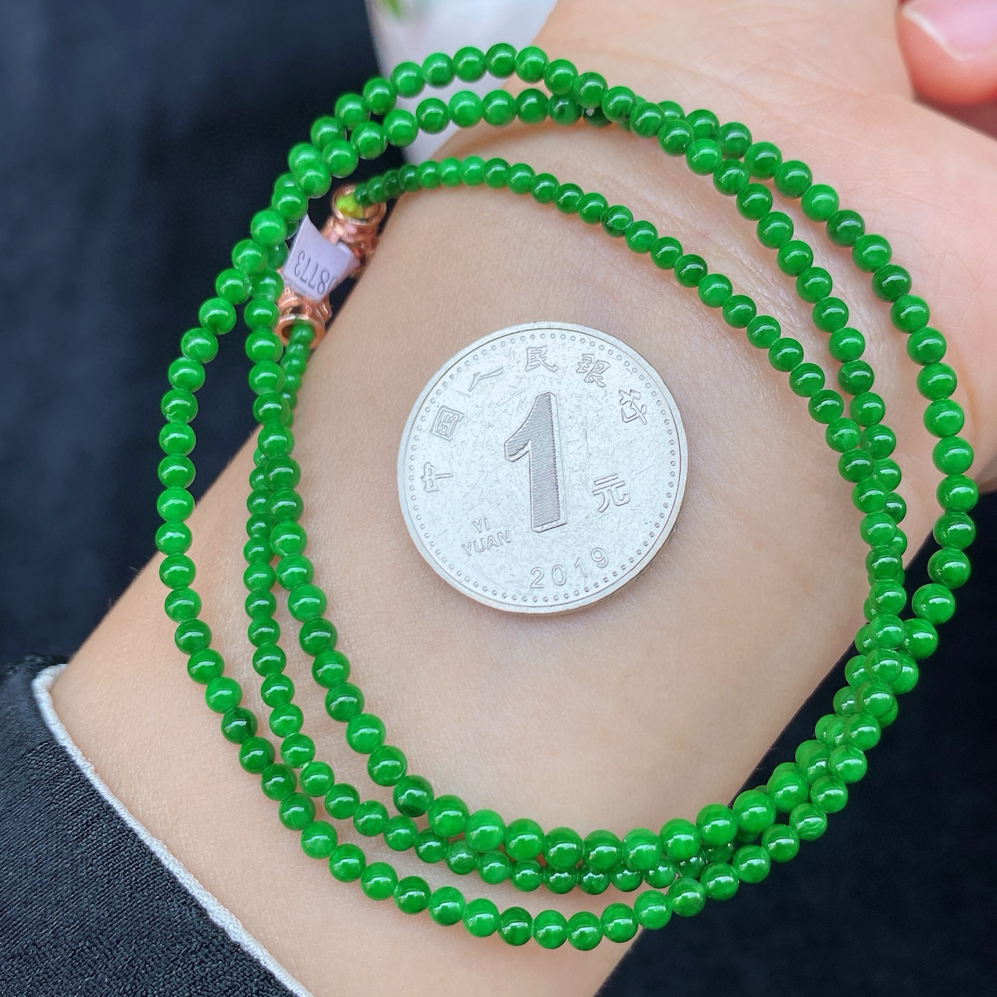 辣阳绿小米珠珠链 
冰种质地，色浓郁鲜亮
圆珠均匀，光泽细腻
可以置于颈间佩戴，或是缠绕于手腕～
实物更美～