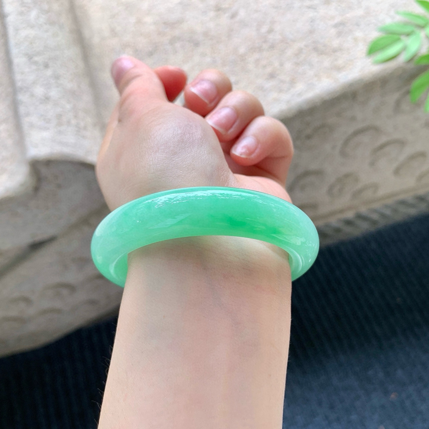 正圈52 53
【圈口】53.4/13/8.8
【描述】阳绿，满绿，水润，种老，细腻，无纹裂！