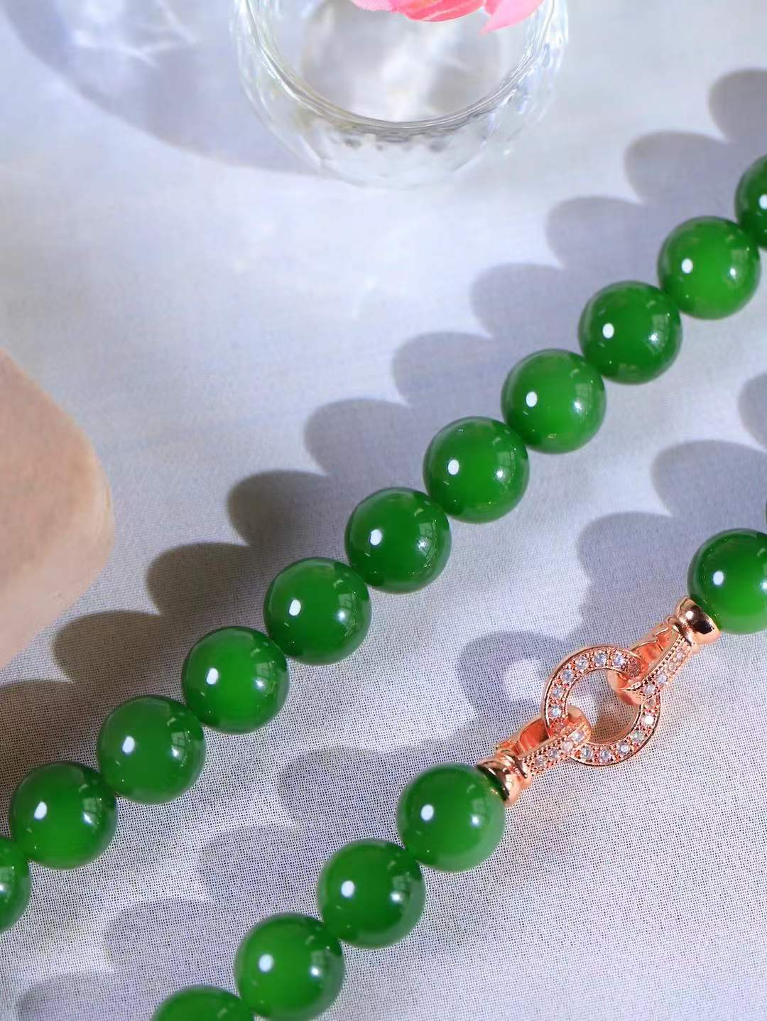 【珠圆玉润.项链】

收藏级臻品️和田玉碧玉珠圆玉润项链 玉质温润细腻  整串打磨圆润，佩戴舒适。珠珠落玉盘，间关莺语花底滑，一生美好时光，无论身在何处，都有它相伴相守。事事顺遂，幸福美满，吉祥如意。重115克 尺寸取一12mm  79352378A