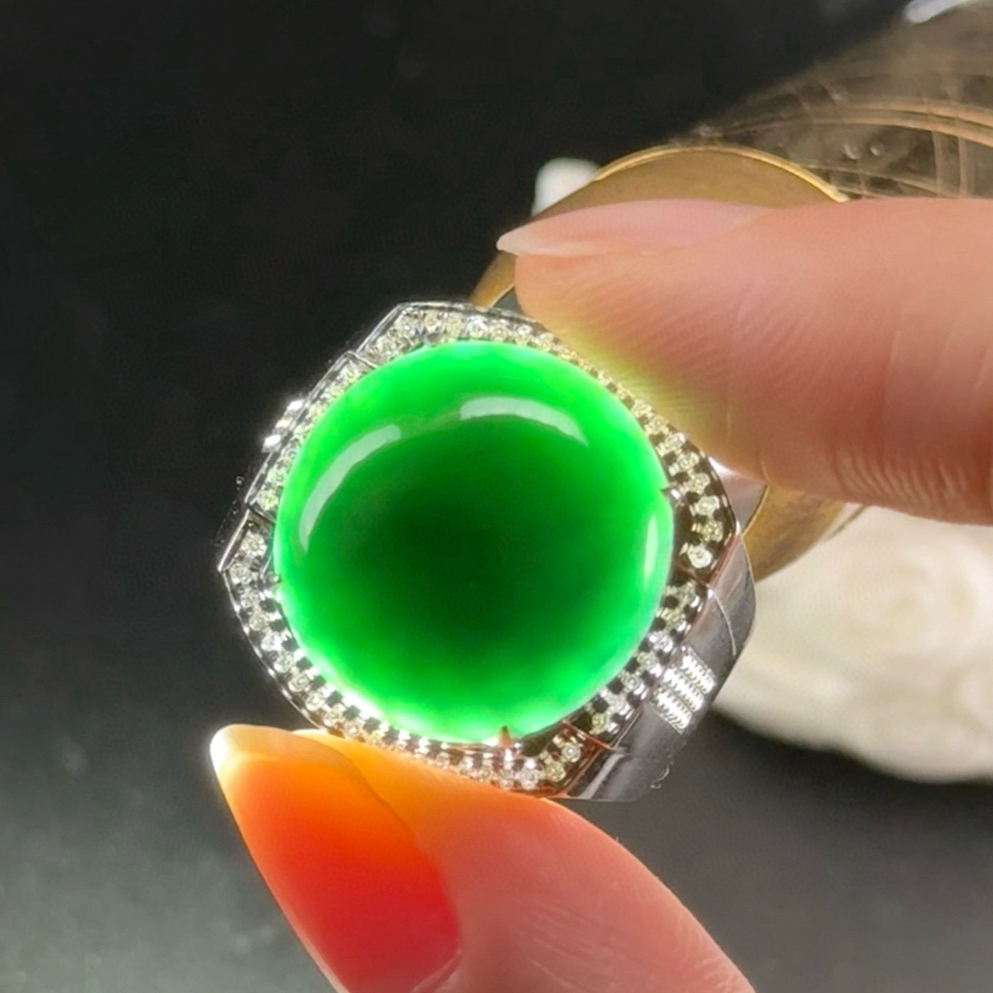 精品18k墨翠蛋面男戒 种好色正 黑度极好 打灯通透 油性十足 重金豪镶 尺寸17