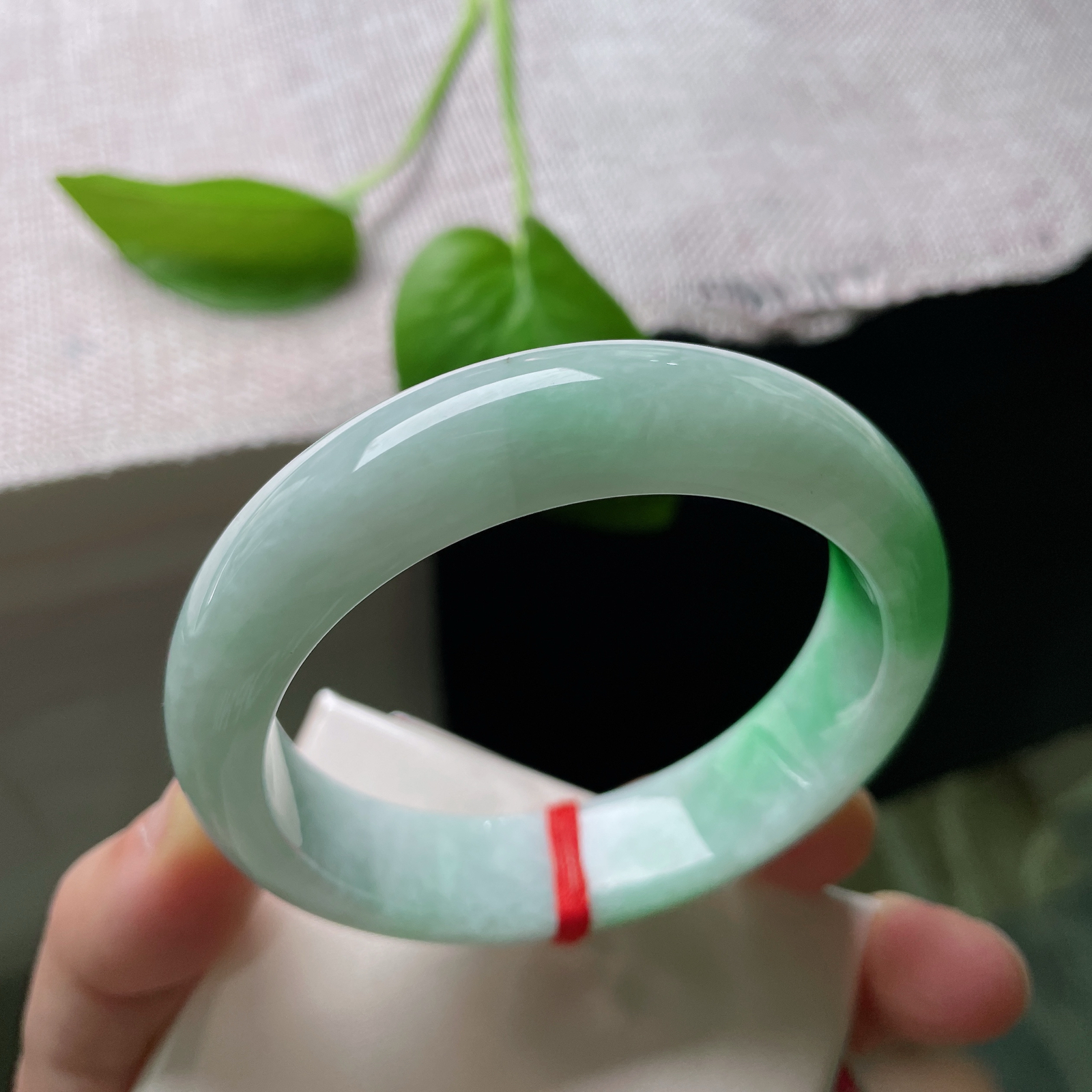 57.8/14.8/8.5飘绿正圈，水润，宽版，婉间 一抹灵韵翠绿，贵气，皮纹