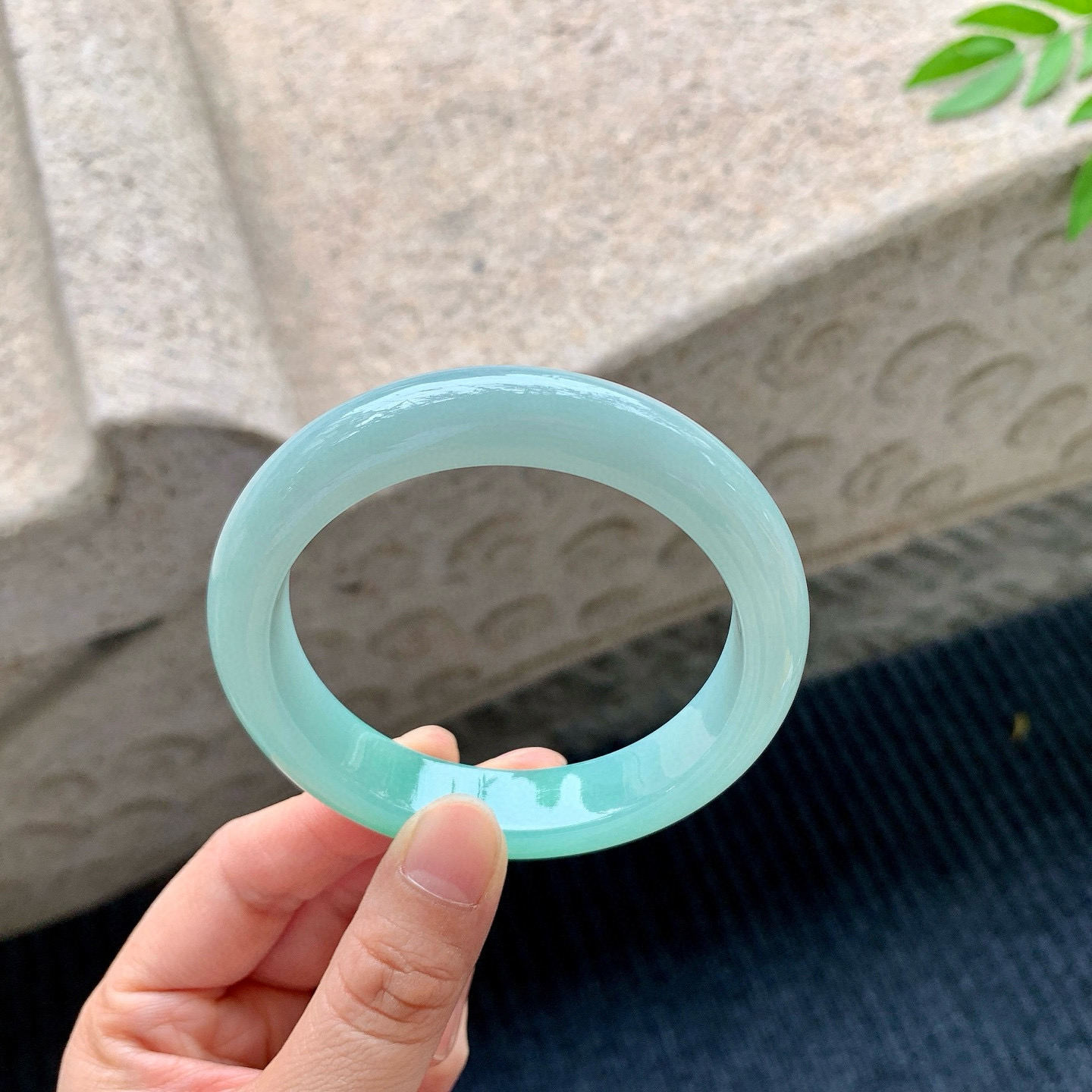 正圈56 57
【圈口】57.5/12.8/8.5
【描述】飘绿，水润，种老，细腻，无裂纹！