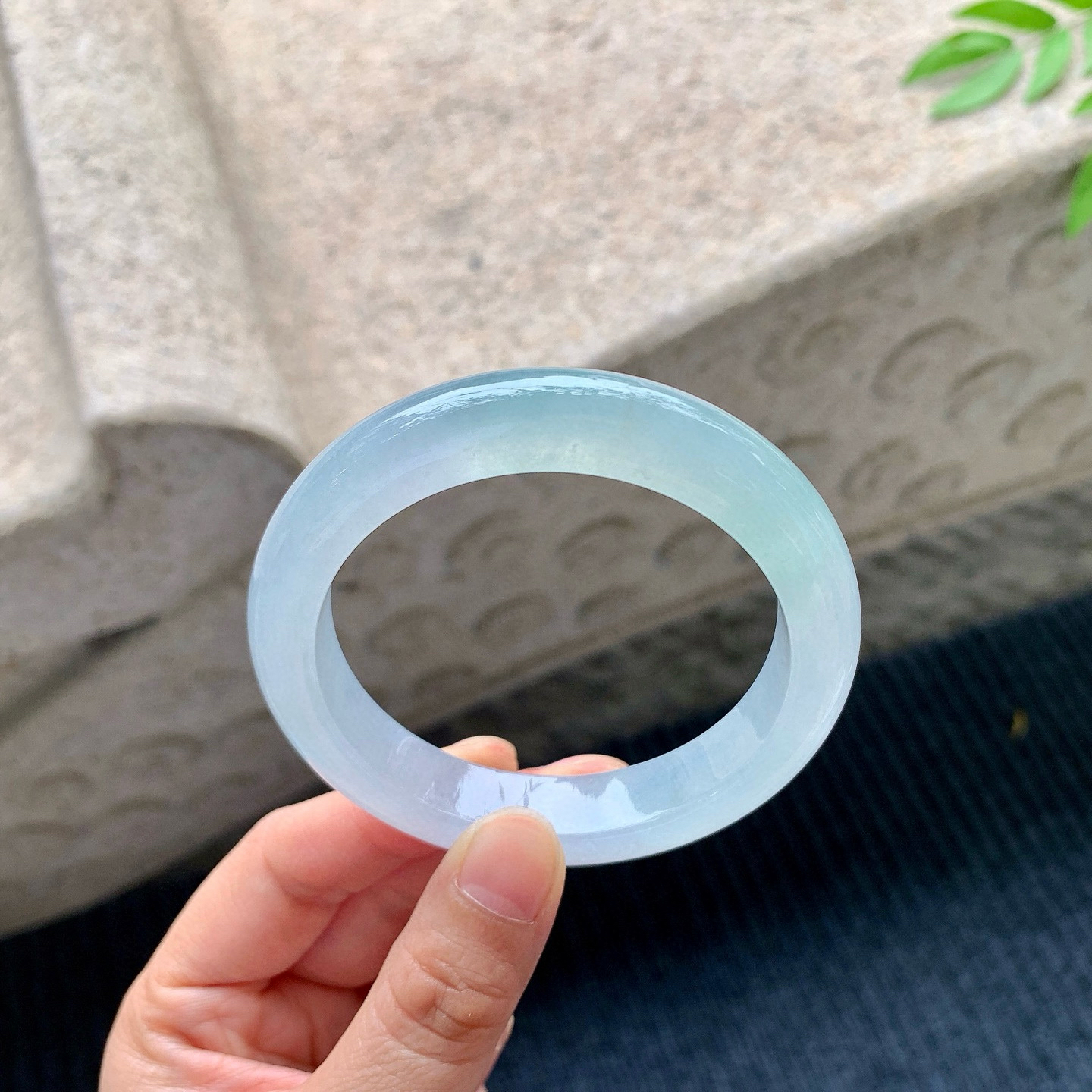 正圈55 56
【圈口】55.2/12/8.8
【描述】冰淡绿，水润，种老，细腻，无裂纹！