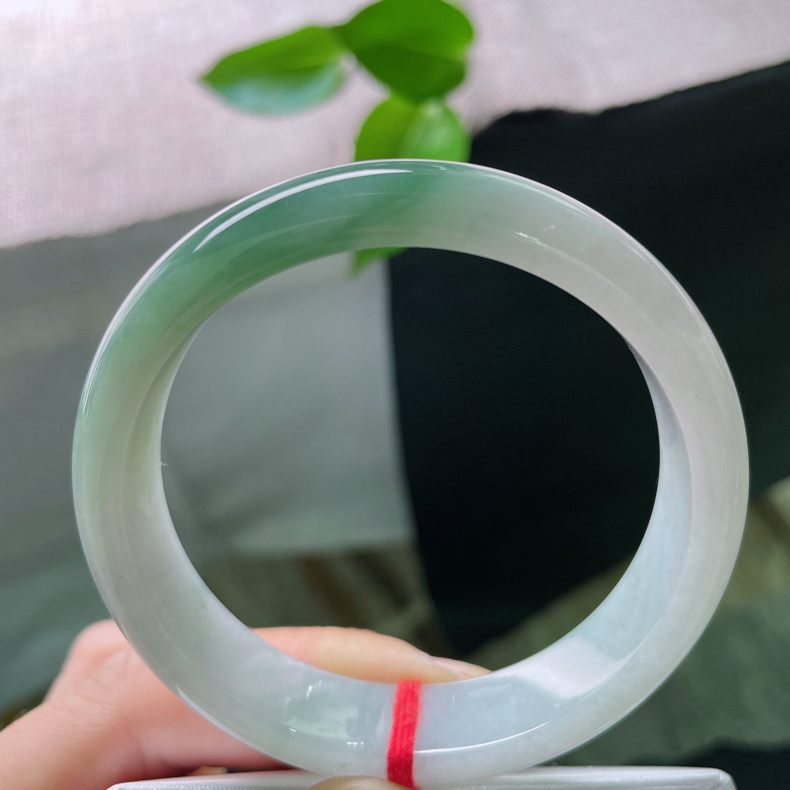 55.2/12.8/7.1，飘绿正圈，水头好，细润，似江南雨后， 石阶上蔓延开的苔痕。无暇