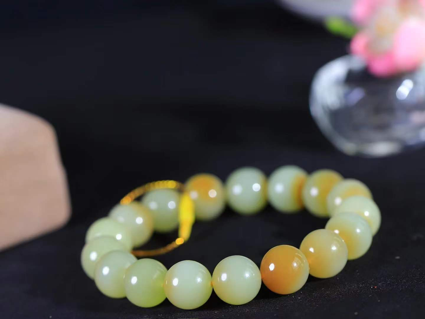 【珠圆玉润.手串】

精品和田玉糖白玉珠圆玉润手串 玉质温润细腻  整串打磨圆润，佩戴舒适。珠珠落玉