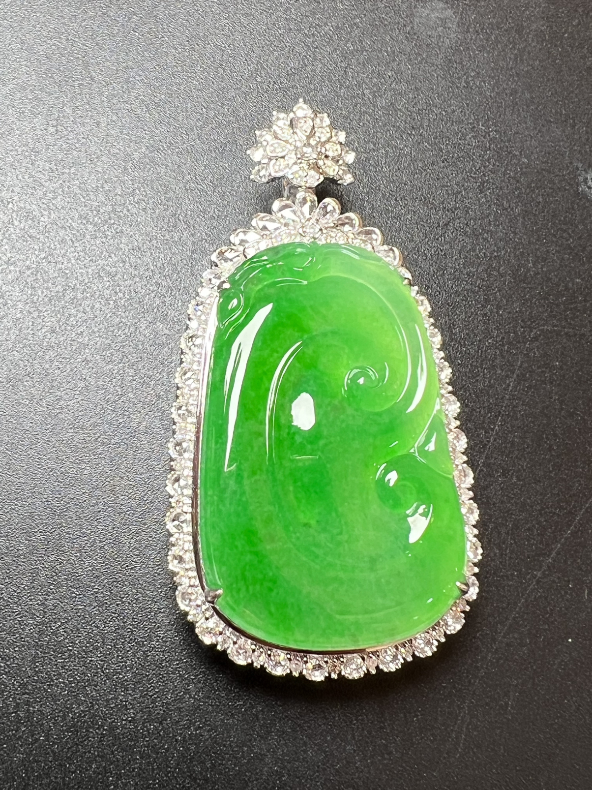 满绿大如意种色俱佳，一刀切，整体尺寸53…*27.8*12 祼石尺寸35.2*22.8*2.5