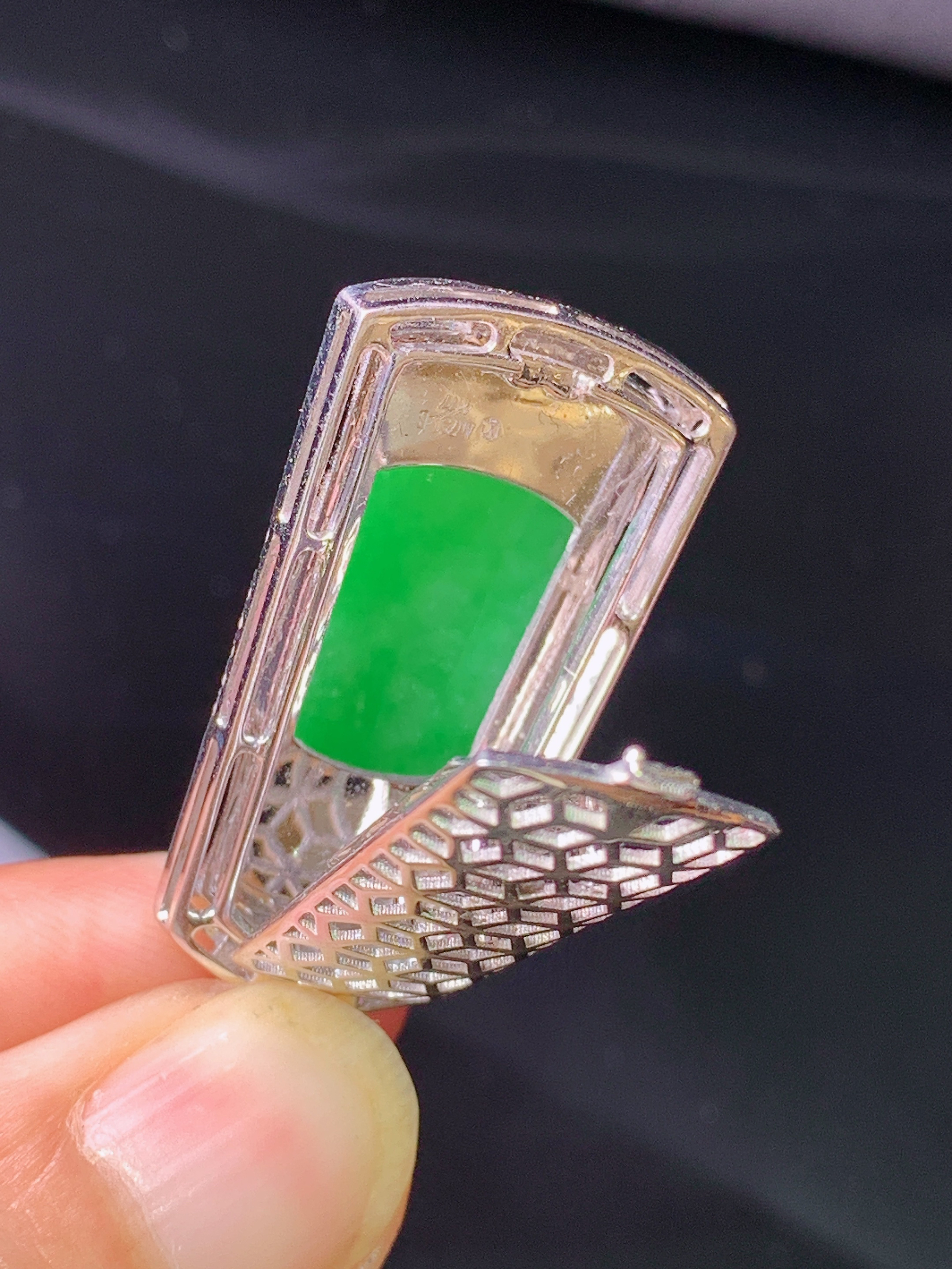 18k金钻镶嵌翠绿无事牌吊坠 玉质细腻 色泽艳丽清新 水润亮眼 整体尺寸39.2*17.5*7.3g1