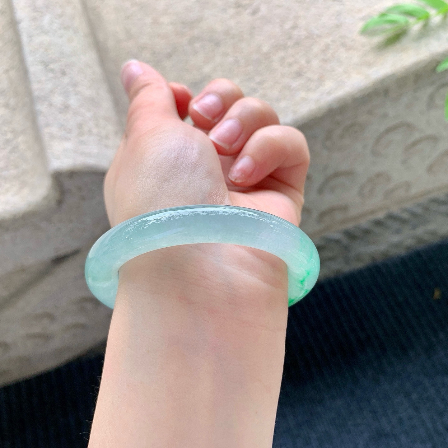 圆条50 51
【圈口】51.3/9.8/9.7
【描述】冰飘绿，水润，种老，细腻，无裂纹！