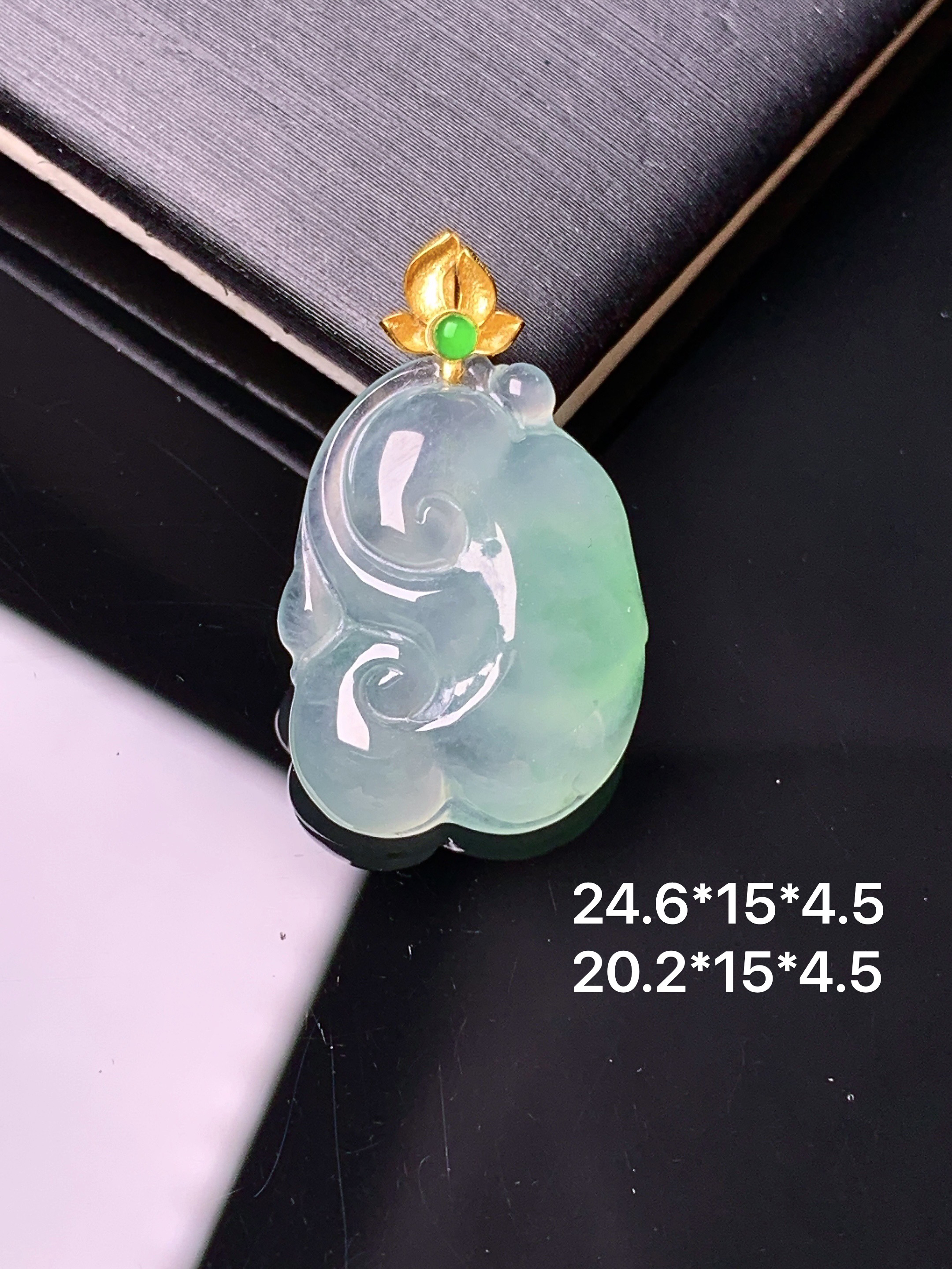 18k金镶嵌冰种飘绿如意吊坠 玉质细腻 色泽艳丽清新 水润亮眼 整体尺寸24.6*15*4.5j2