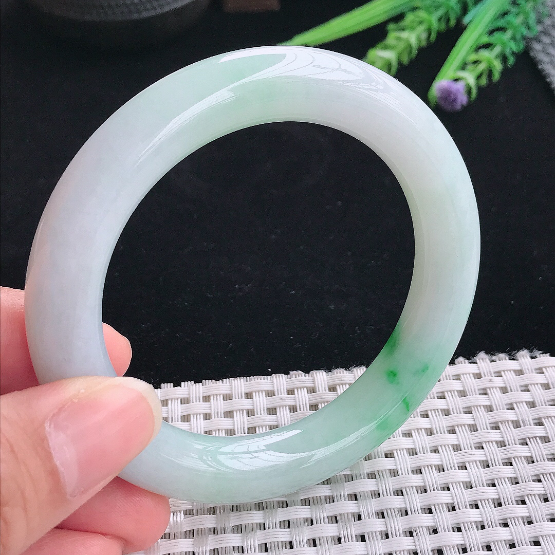 实拍A货翡翠56/11老坑精美温润飘绿胖圆条手镯翡翠玉镯手环