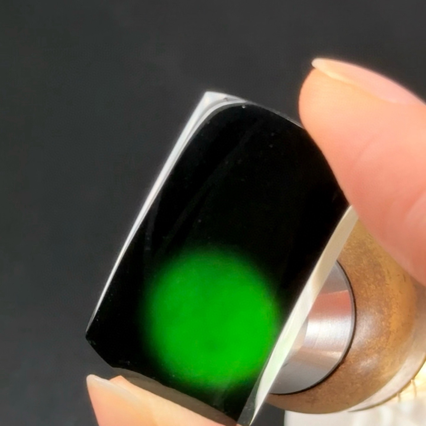 精品墨翠大马鞍裸石无事牌 种好色正 黑度极好 打灯通透 油性十足  尺寸28.7