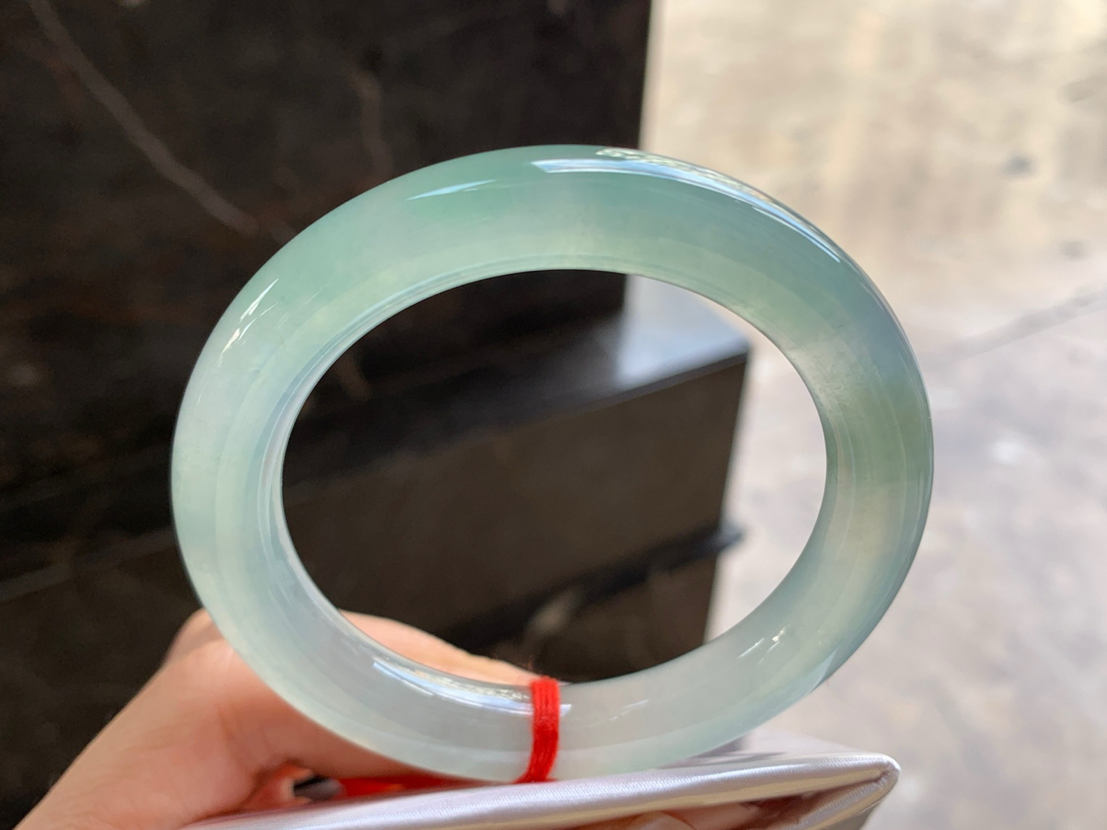 54.5-10.6

冰晴圆条手镯^_^透亮