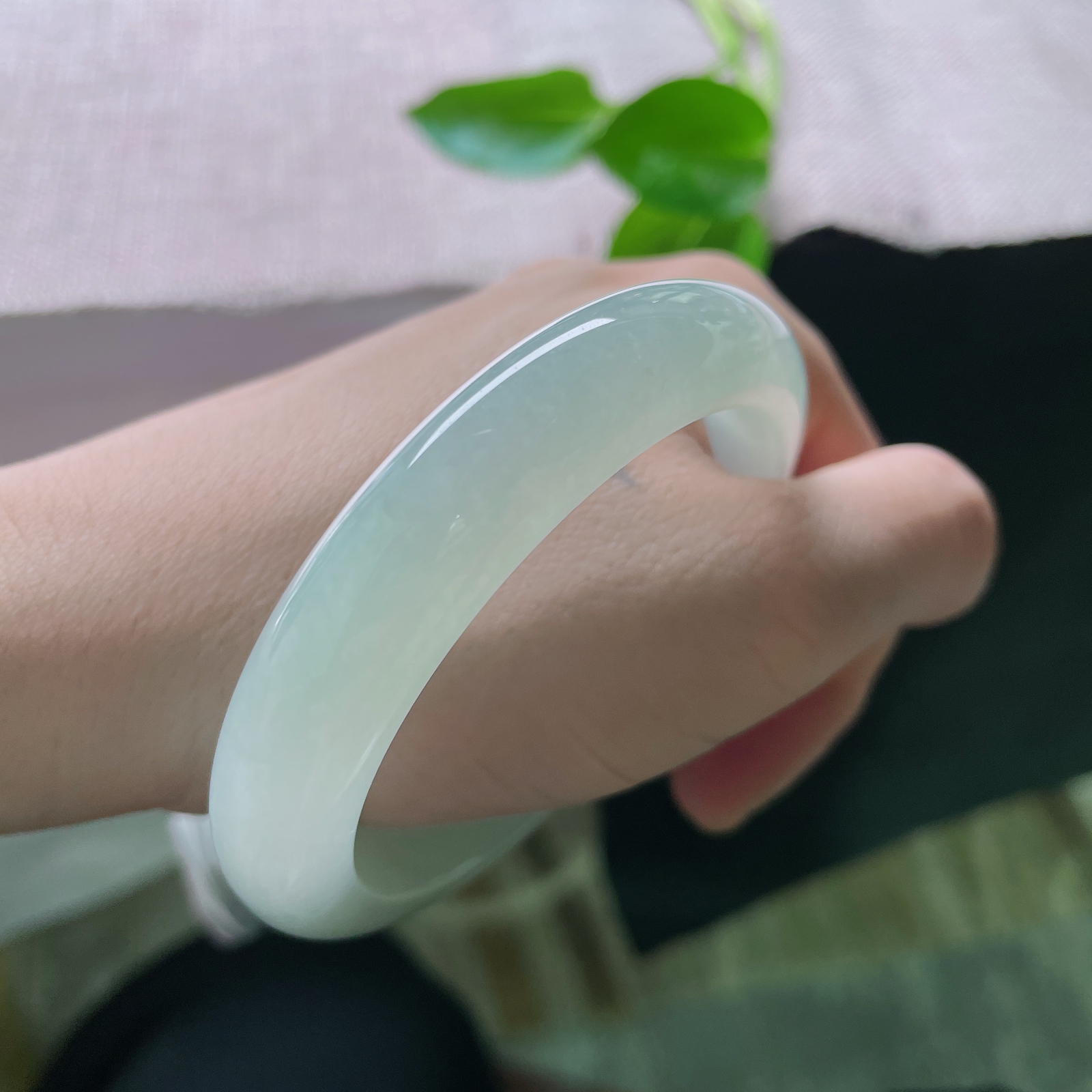 56/12.1/8.4，冰晴底正圈，种老，一汪冰晴，腕间清欢。澄澈明亮