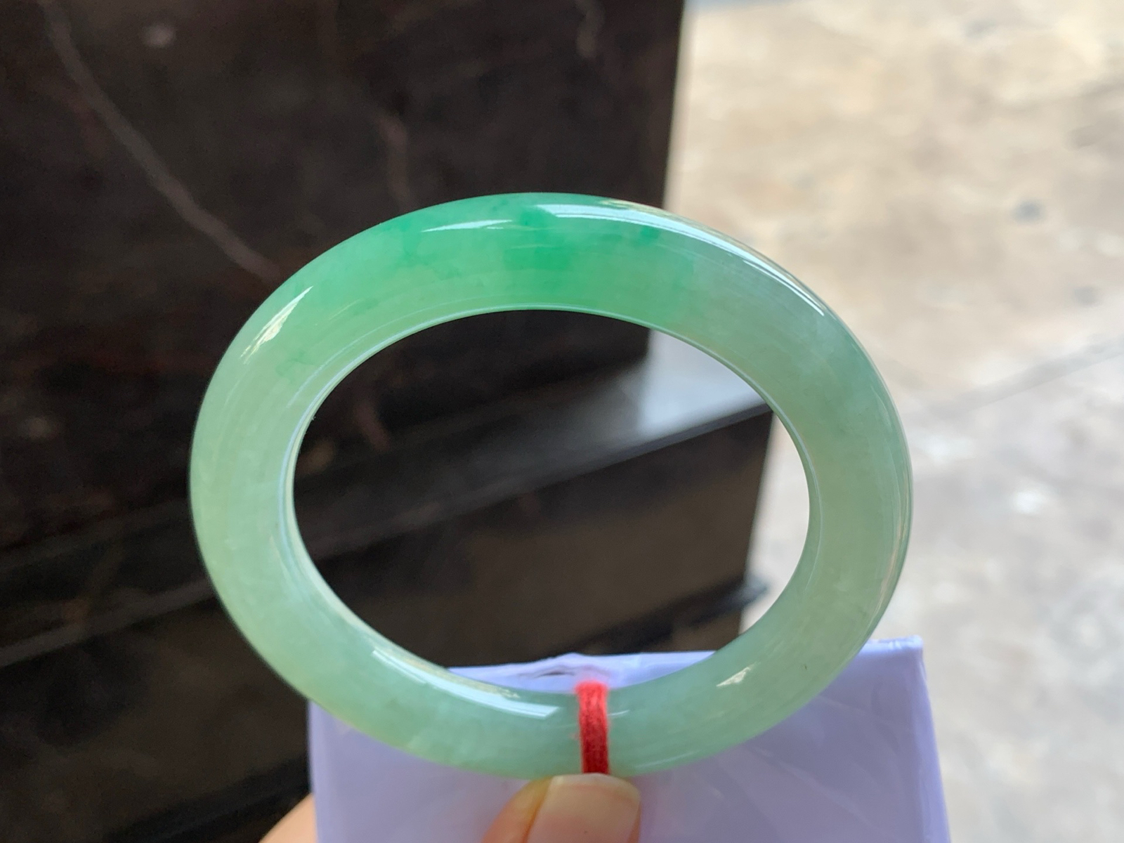 54-10.4

绿色圆条手镯^_^鲜艳 玉质温润 色阳