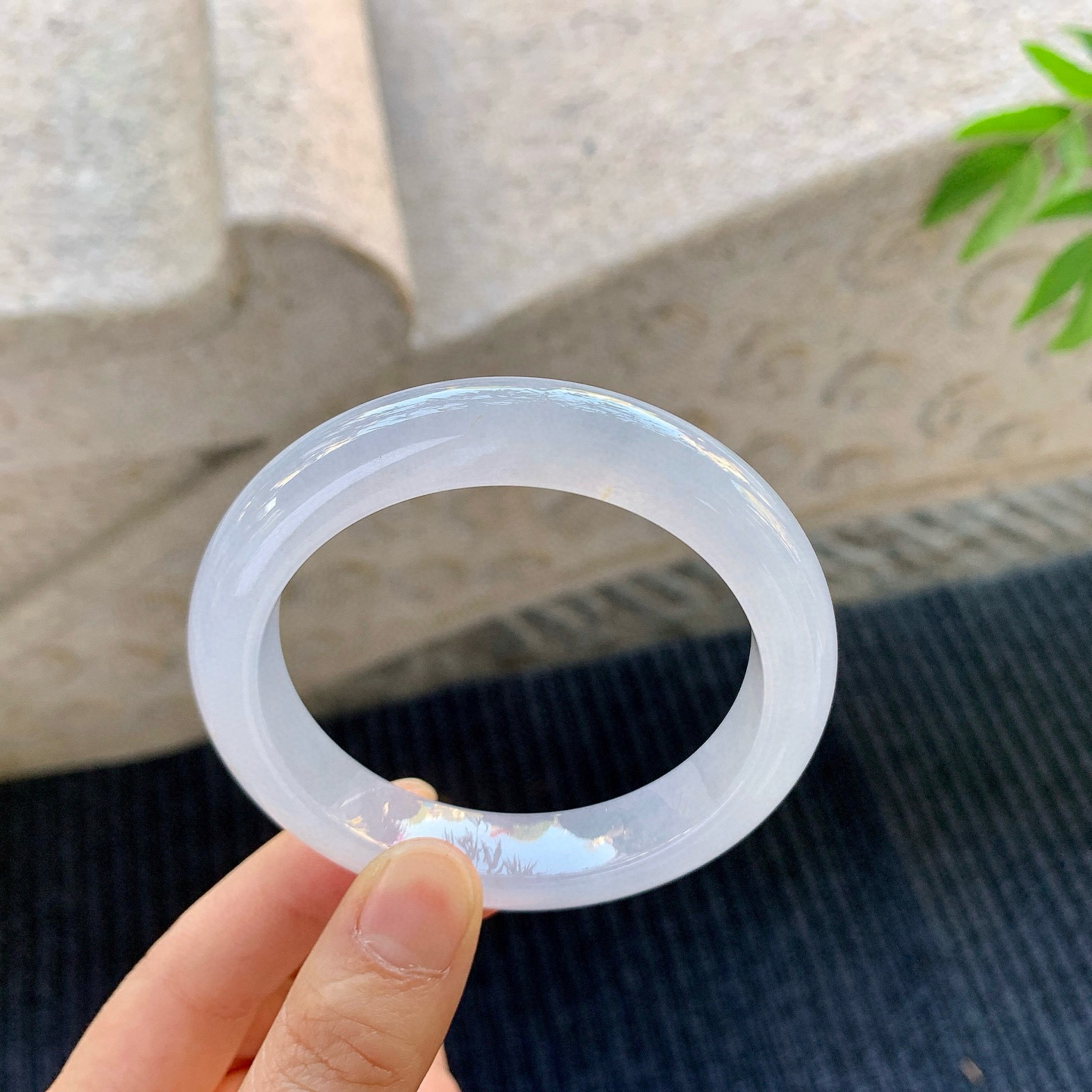 正圈55 56
【圈口】56/12/9
【描述】冰粉紫，水润，种老，细腻，无纹裂！