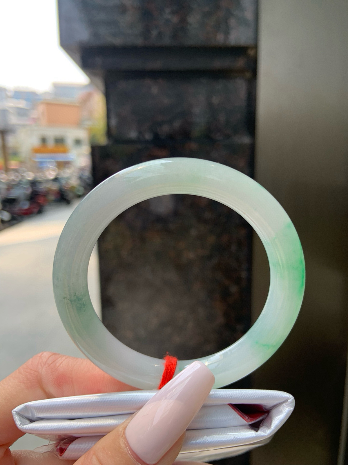 飘绿圆条
52.8-9.1-9.4
有棉纹线，底妆细腻，飘绿花清爽秀气