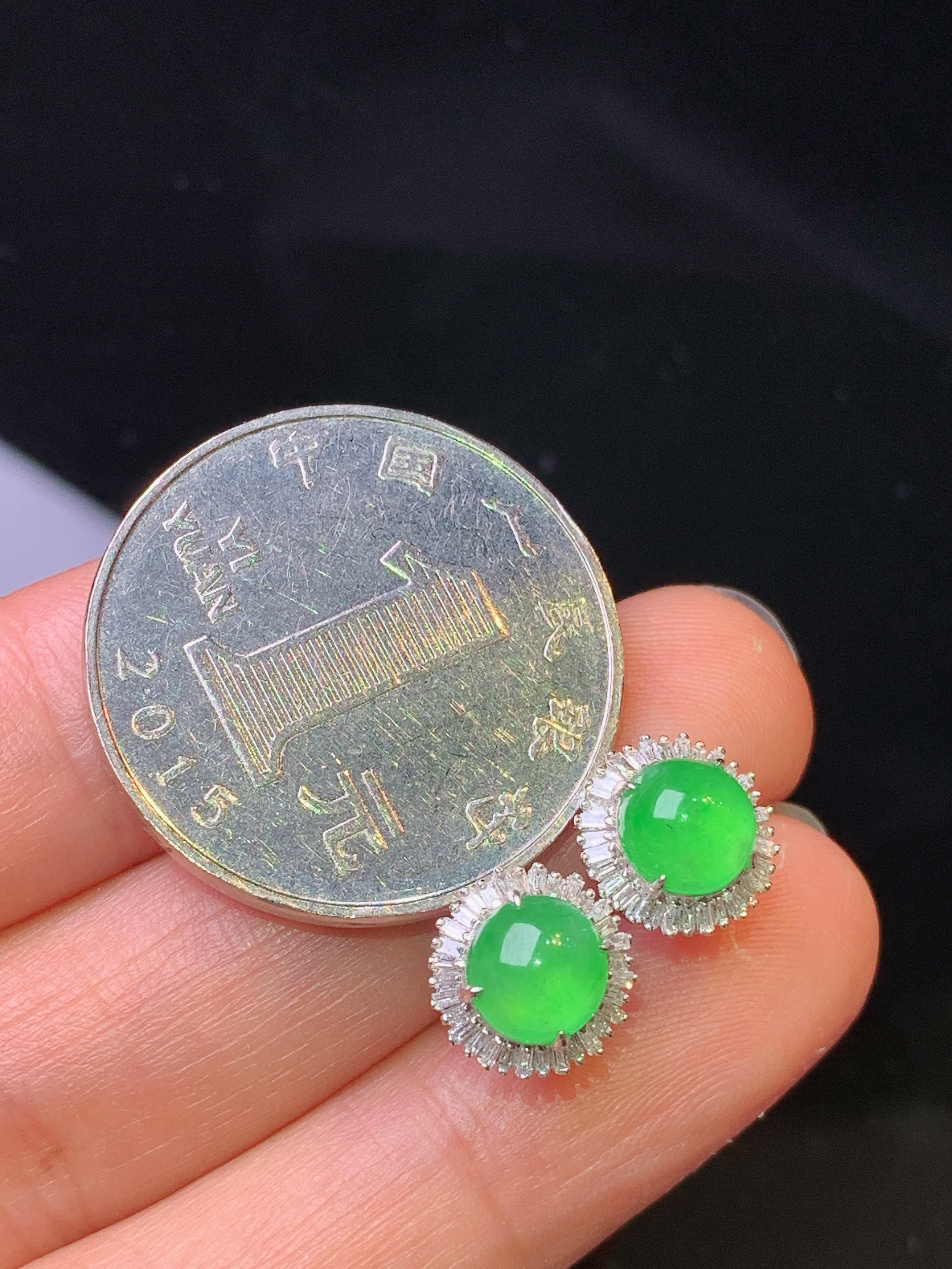 18k金钻镶嵌翠绿蛋面耳钉 玉质细腻 色泽艳丽清新 水润亮眼 整体尺寸9.2*7.2t1