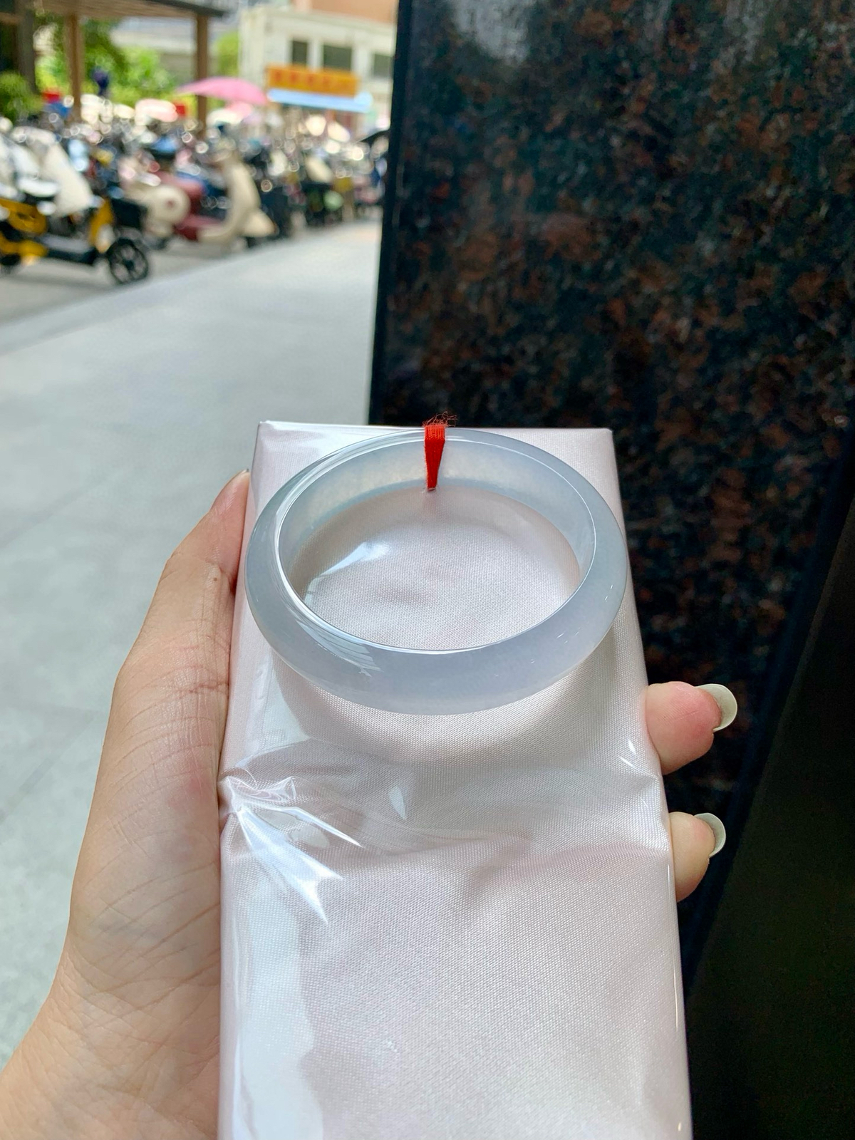 冰粉紫贵妃
54-48-7.6-12.3
底妆冰透有光感，梦幻冰粉紫，颜色淡雅，不像高饱和度的紫色那样扎眼，种水很通透，盈润感满满，不需要过多修饰，简单雕琢，韵味尽显其中。