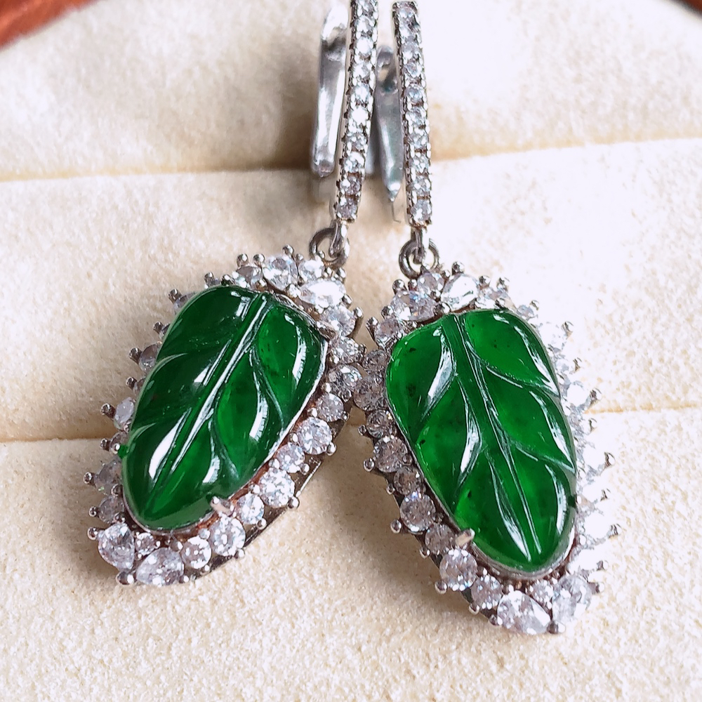 925银镶冰润满绿金枝玉叶翡翠耳坠  老种起胶感  飘花灵动  寓意“金枝玉叶，大业有成，一夜成名”  饱满大气，水润通透。W481.25   整体尺寸：24.5-13.8-6.3mm  裸石尺寸：14.5-9mm