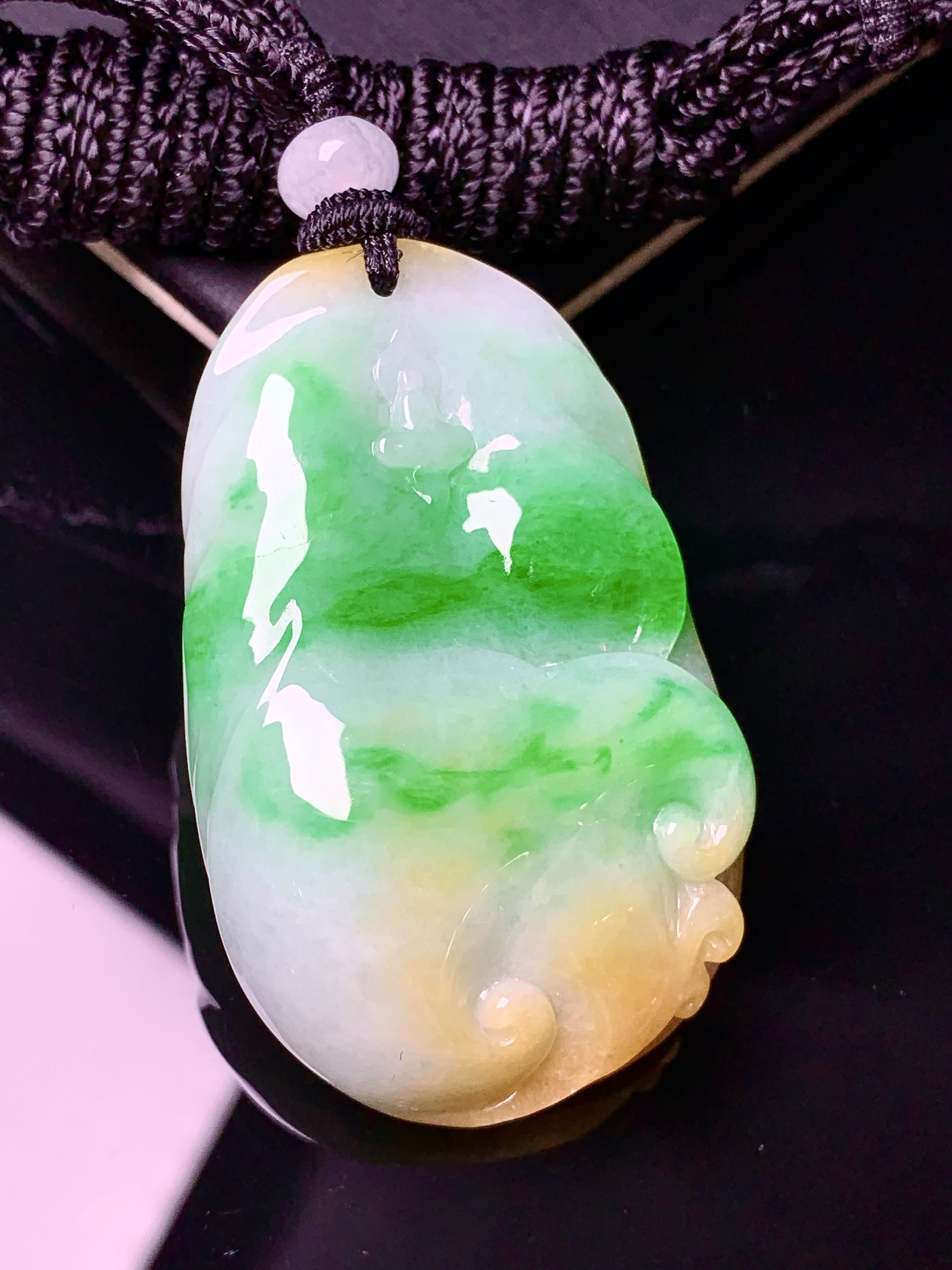 飘黄绿翡悟道吊坠 玉质细腻 色泽艳丽清新 水润亮眼 整体尺寸47.2*29.2*11w1