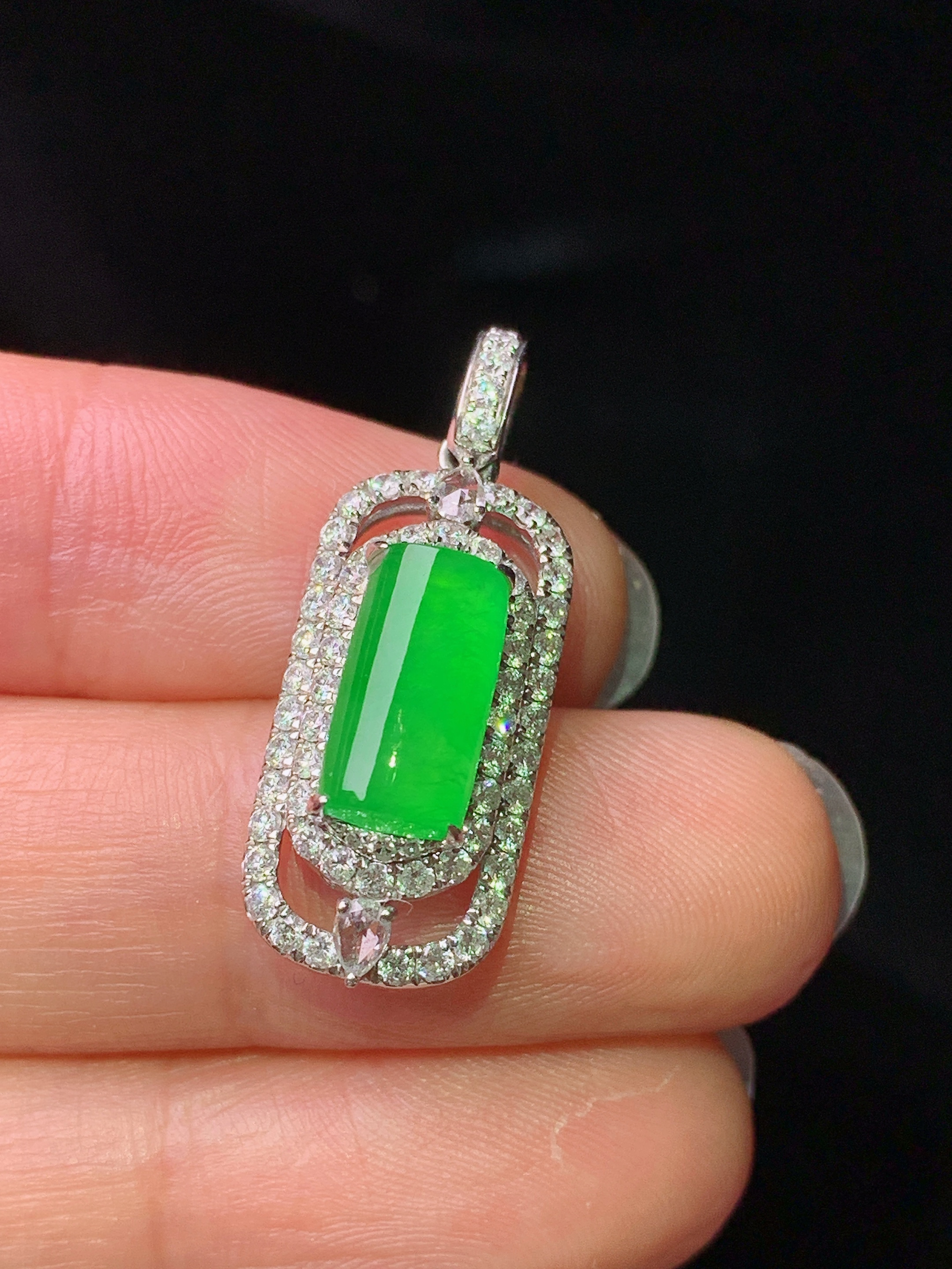 18k金镶嵌满绿玉柱吊坠 玉质细腻 色泽艳丽清新 水润亮眼 整体尺寸27.8*10.3*7.5t3