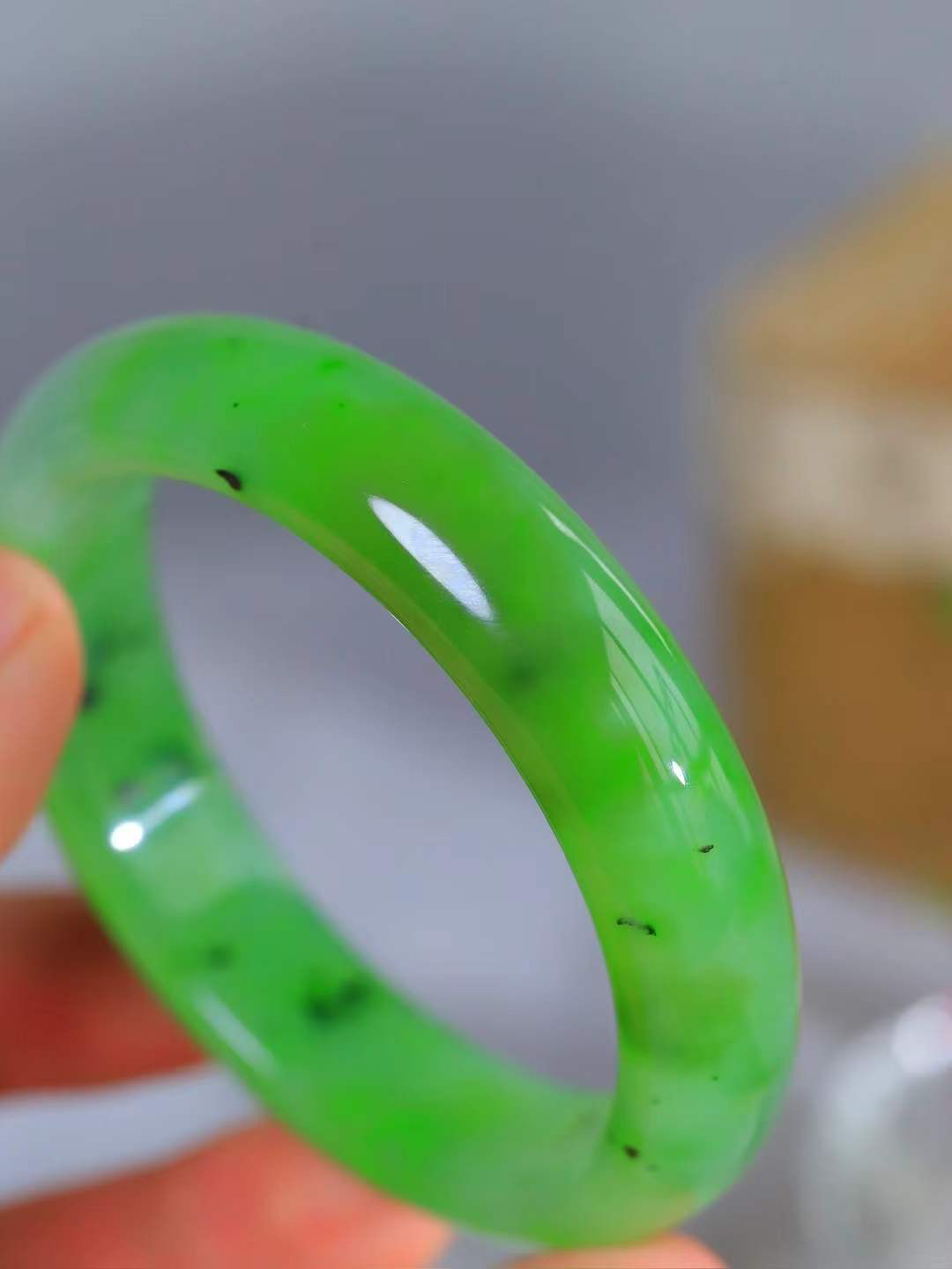 【碧波流转·手镯】

精品和田玉碧玉手镯，玉质细腻温润，手感舒适，️线条流畅，简约大气，美自天成，佩戴于腕间，婉约之美，举手投足间透出那份低调奢华，醉人心扉。 重64克 内径圈口58.5mm尺寸14.5-8.5mm  FDL-45302333