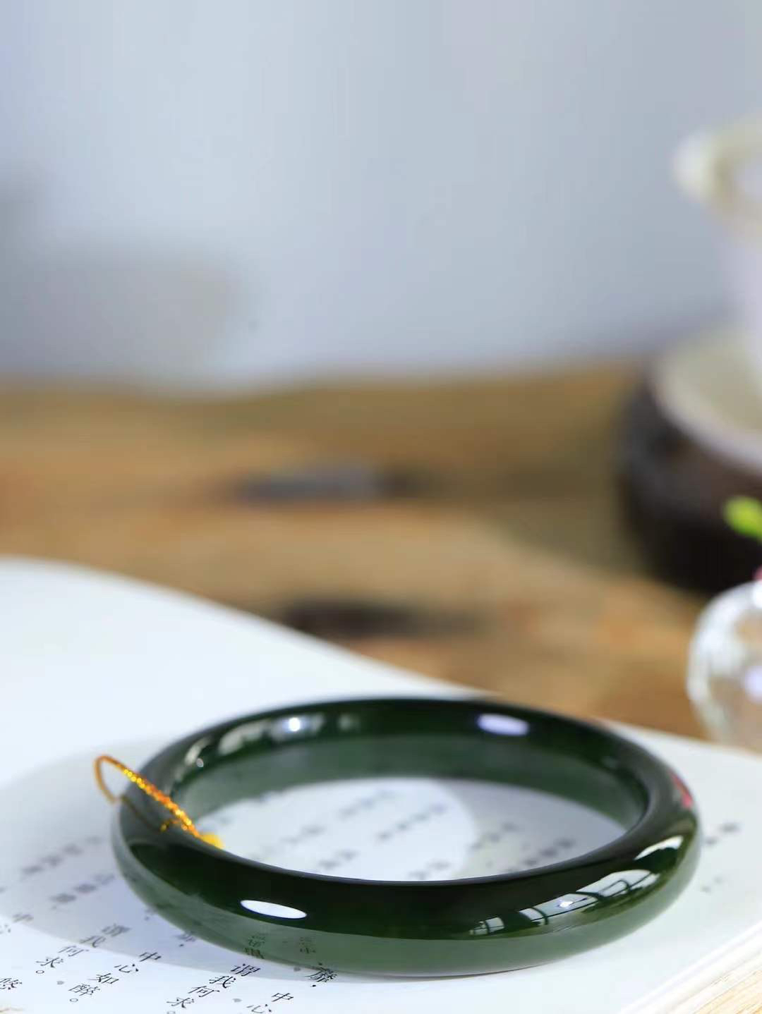 【碧波流转·手镯】

精品️和田玉碧玉微猫眼手镯，玉质细腻温润，手感舒适，️线条流畅，简约大