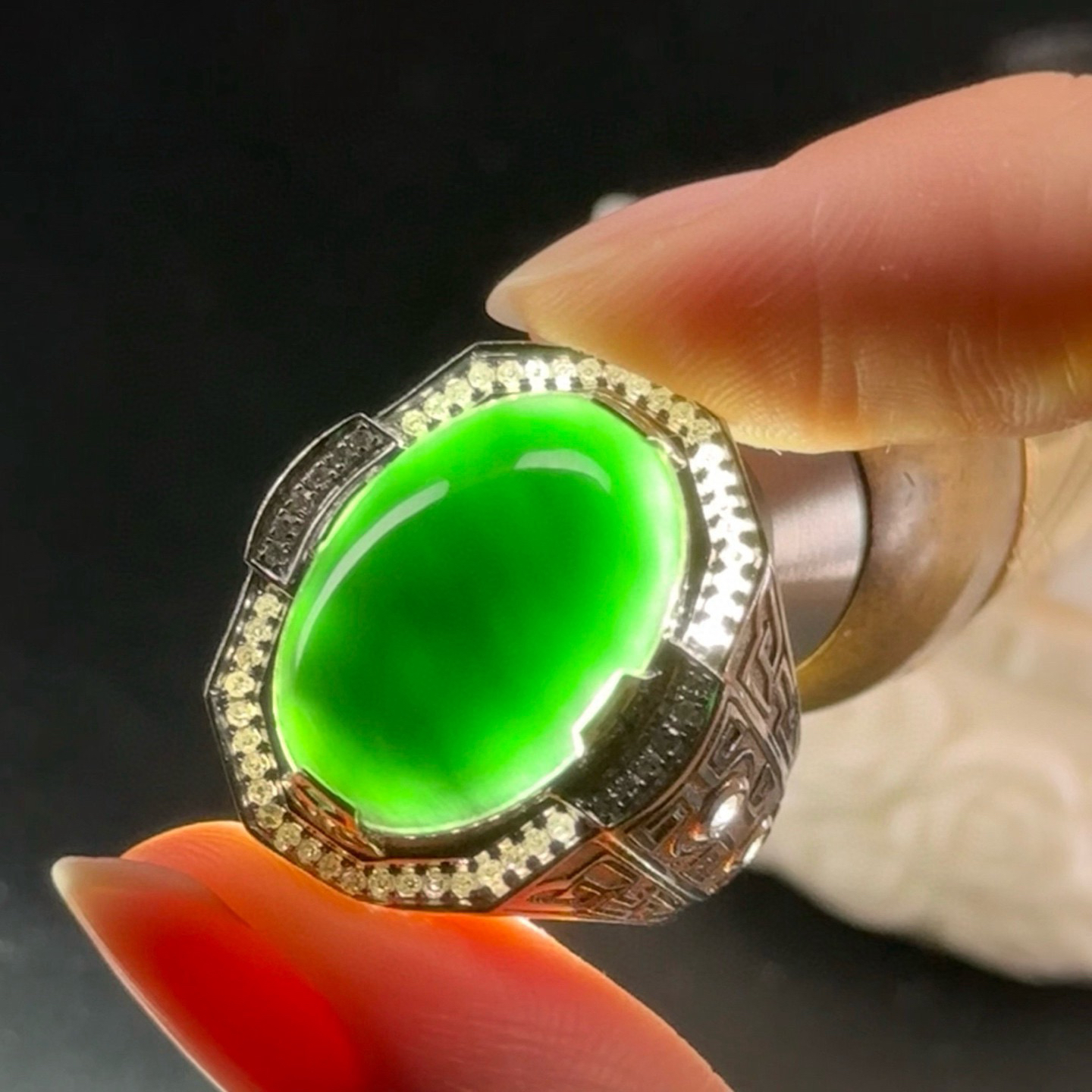 精品18k墨翠蛋面男戒 种好色正 黑度极好 打灯通透 油性十足 重金豪镶 尺寸20.7