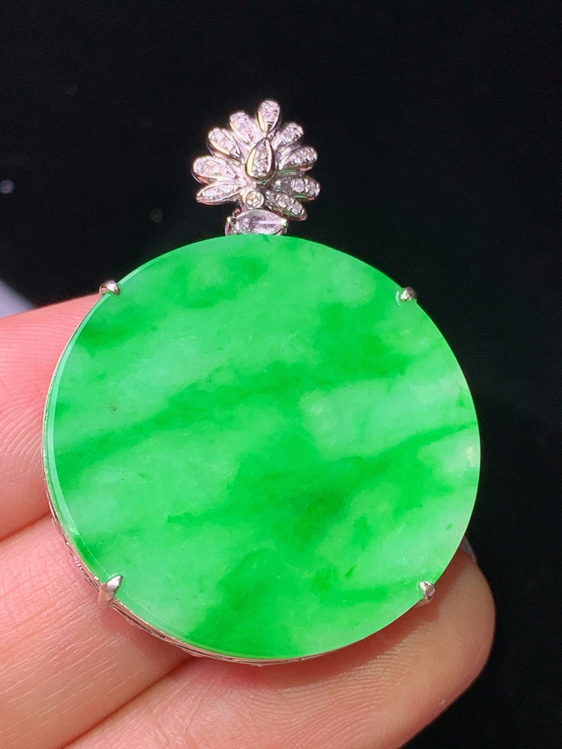 18k金钻镶嵌翠绿圆牌吊坠 玉质细腻 色泽艳丽清新 水润亮眼 整体尺寸38.2*27.8*7.5j2