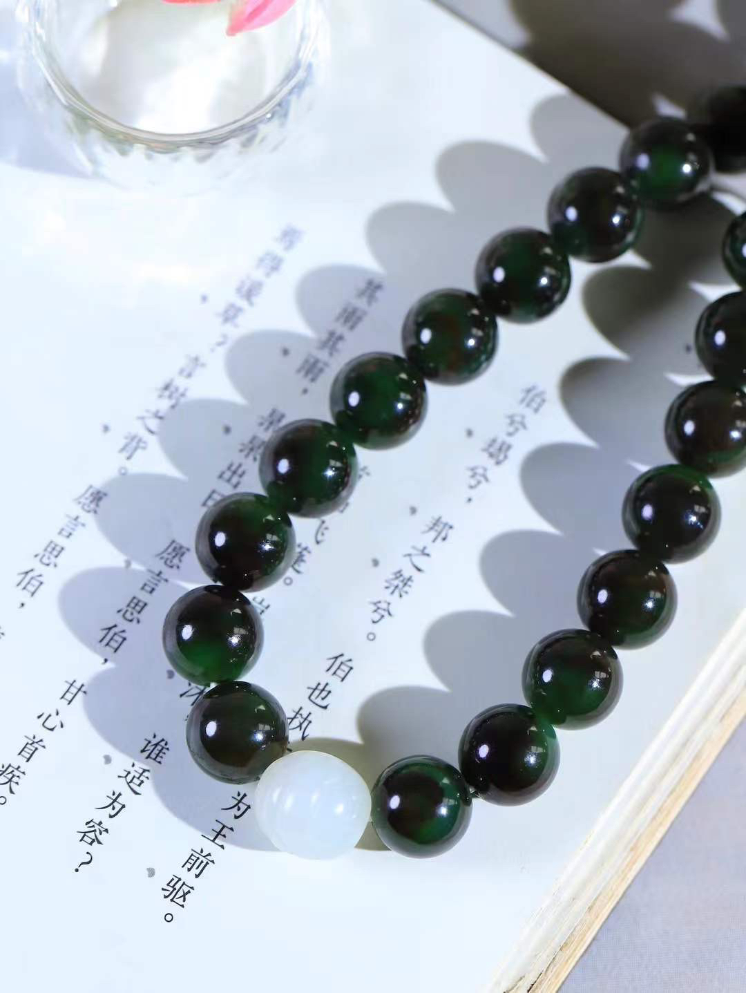 【珠圆玉润.手持】

精品和田玉碧玉珠圆玉润手持 玉质温润细腻  整串打磨圆润，佩戴舒适。珠珠落玉盘，间关莺语花底滑，一生美好时光，无论身在何处，都有它相伴相守。事事顺遂，幸福美满，吉祥如意。重95克 尺寸取一12mm  FDT-36302623