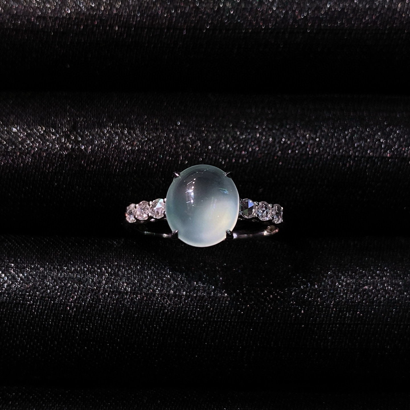 高冰蛋面戒指 
种质细腻，种水超赞
18k金镶嵌，低调又精致，实物更美～