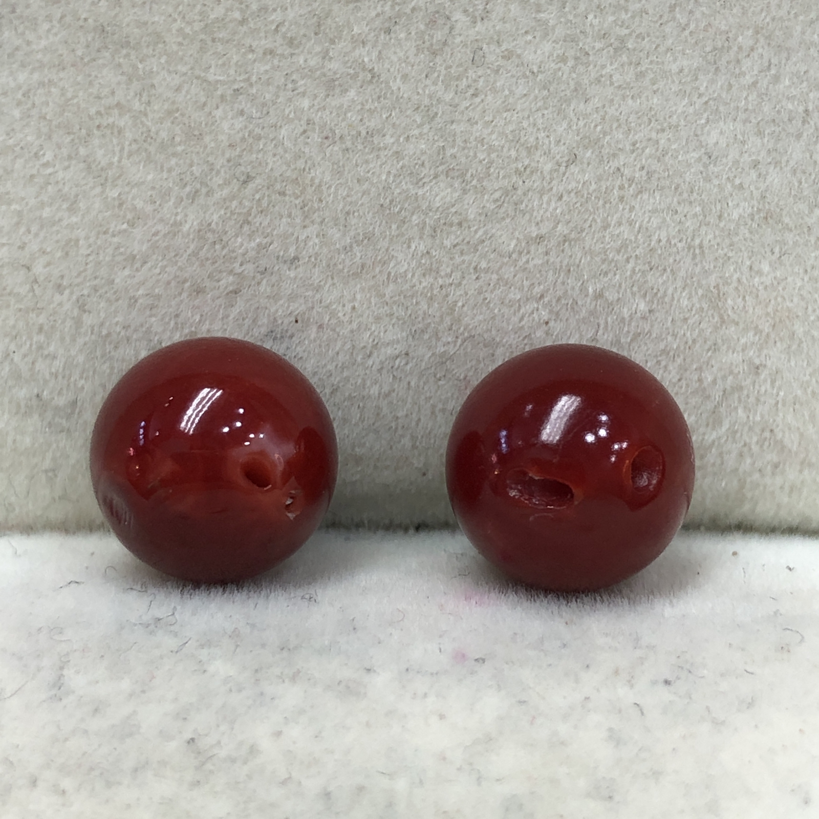 【天然日本阿卡赤血牛血红珊瑚9.7mm大圆珠对珠】天然无添加无优化，阿卡赤血牛血红颜色，光泽柔润透亮，直径约为9.7*9.7*9.7mm，重量2.57克，珊瑚本为佛教珍宝，来自深海千年生长，属于有机宝石，气场强大，稀少珍贵！收藏精品！传承宝贝！未打通孔，背面有阿卡标志性白芯眼，️自行设计耳饰，手镯，多宝等