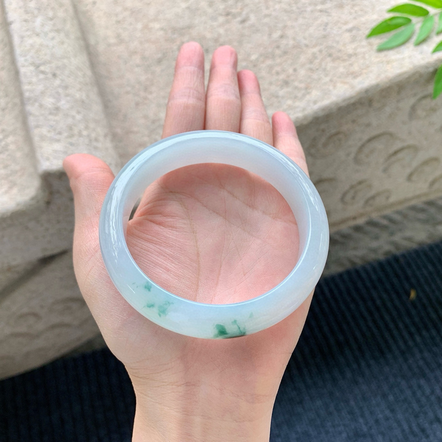 正圈60 61
【圈口】61.6/14.6/8.6
【描述】飘花，水润，种老，细腻，无裂纹！