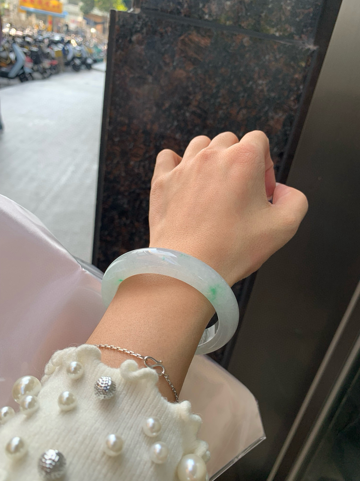 冰飘绿正圈
53.6-8.6-12.5
底妆冰润，几抹绿花点缀，简约却充满灵气，清新如芽，宛若自然的画卷凝结于腕间，静中带动，韵味悠长