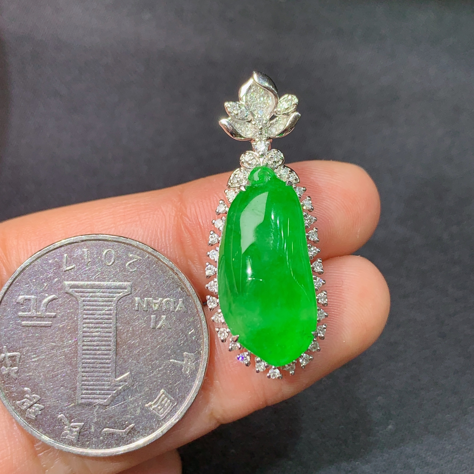 冰阳绿福瓜吊坠，18k金镶嵌，冰润色阳，玉质细腻，种水足，Ax 尺寸33.3*12.8*8.8