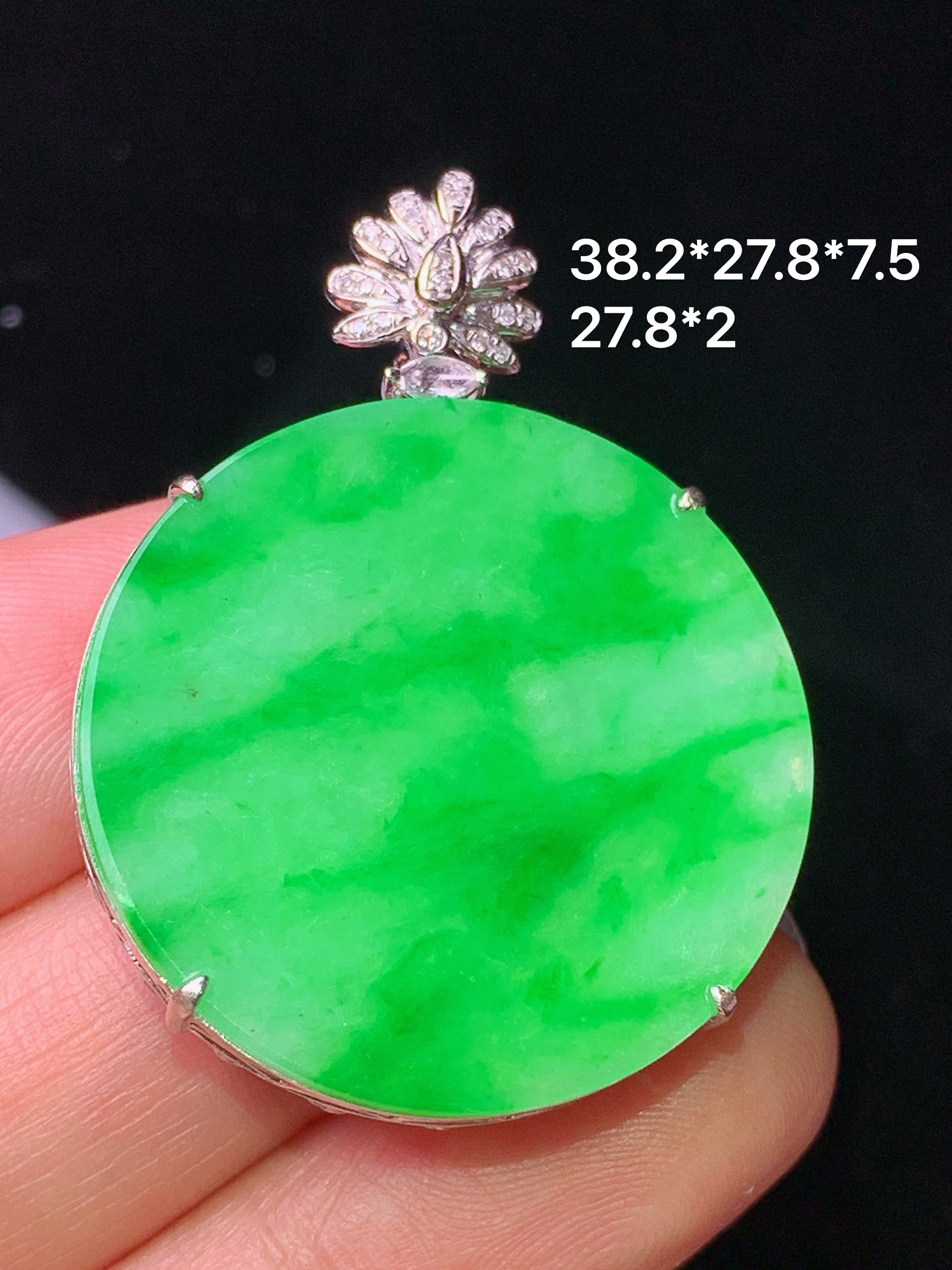18k金钻镶嵌翠绿圆牌吊坠 玉质细腻 色泽艳丽清新 水润亮眼 整体尺寸38.2*27.8*7.5j2