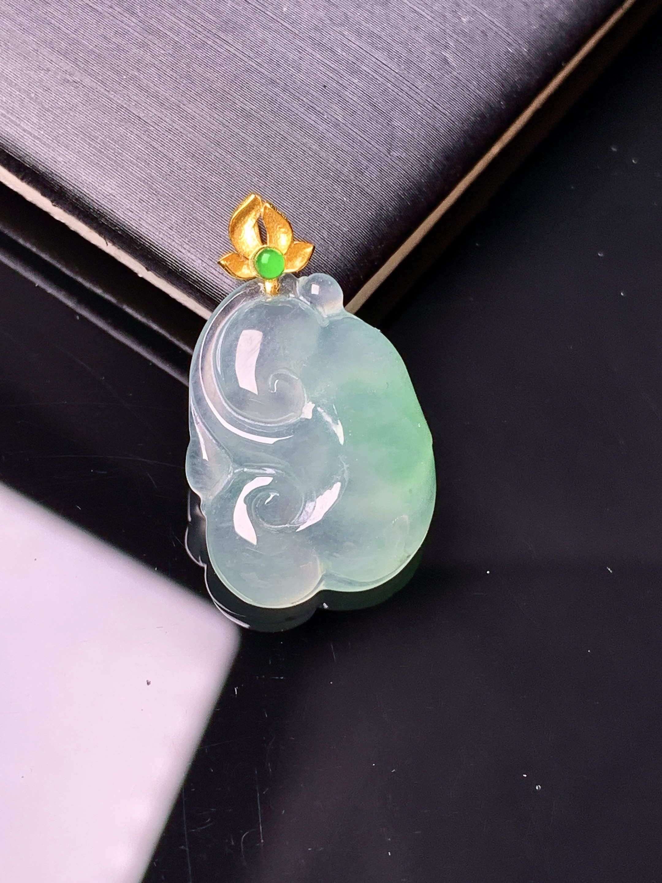 18k金镶嵌冰种飘绿如意吊坠 玉质细腻 色泽艳丽清新 水润亮眼 整体尺寸24.6*15*4.5j2