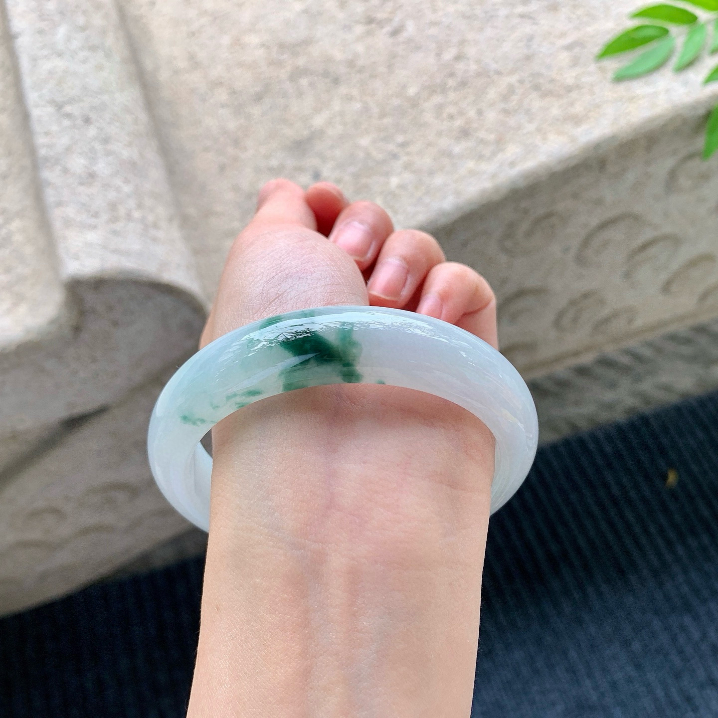 正圈60 61
【圈口】61.6/14.6/8.6
【描述】飘花，水润，种老，细腻，无裂纹！