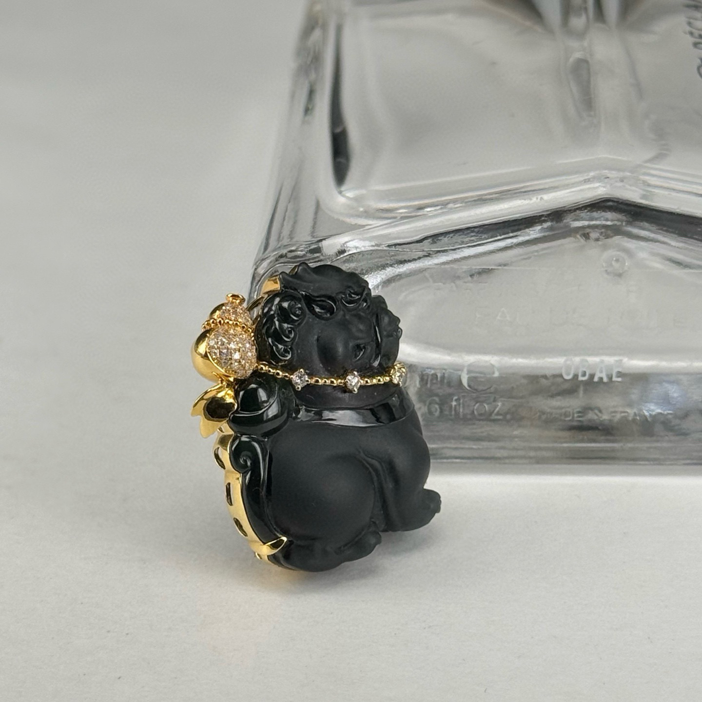 精品18k墨翠小狮子 事事如意 种好色正 黑度极好 打灯通透 油性十足  尺寸24.1