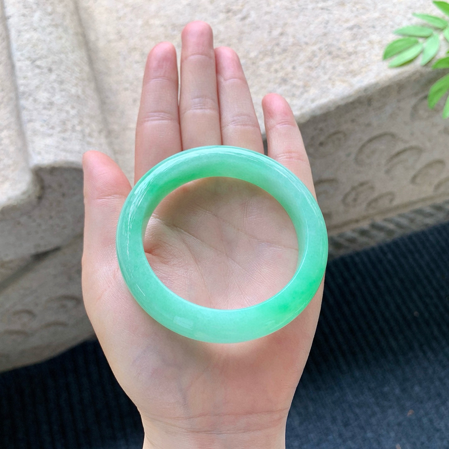 正圈52 53
【圈口】53.4/13/8.8
【描述】阳绿，满绿，水润，种老，细腻，无纹裂！