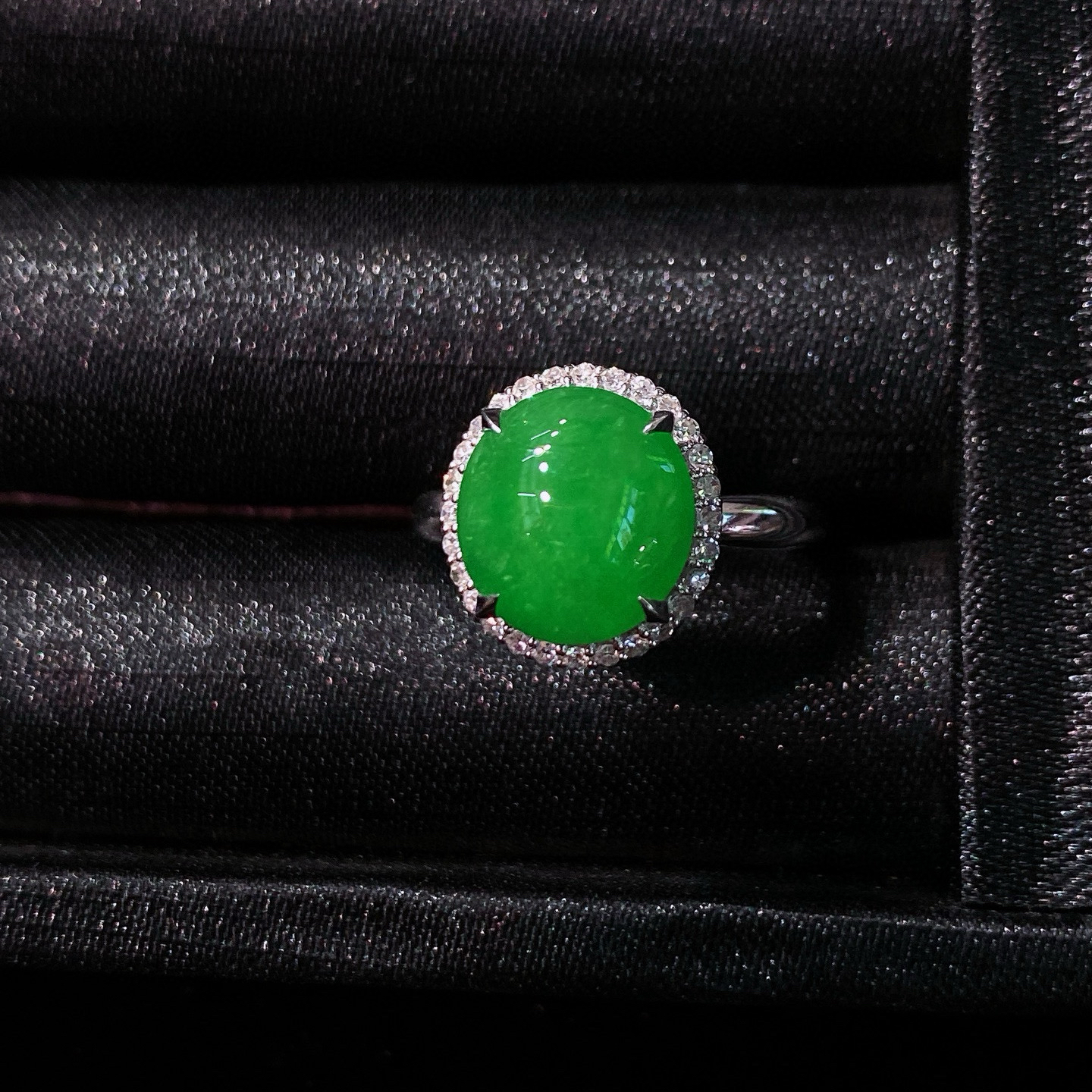 辣阳绿蛋面戒指 
色泽浓郁鲜亮，圆润饱满
18k金镶嵌，简镶真的很耐看
实物更美～