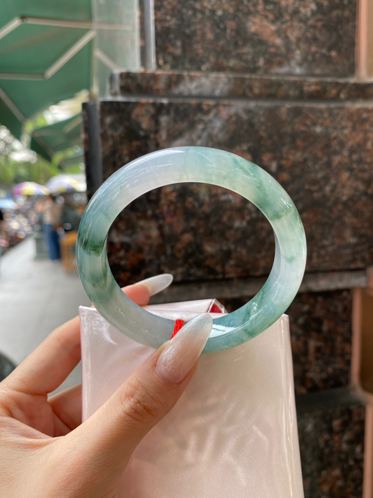 【冰蓝飘花手镯】
尺寸：55.8-12.1-8.9
自然光无滤镜，原图直出