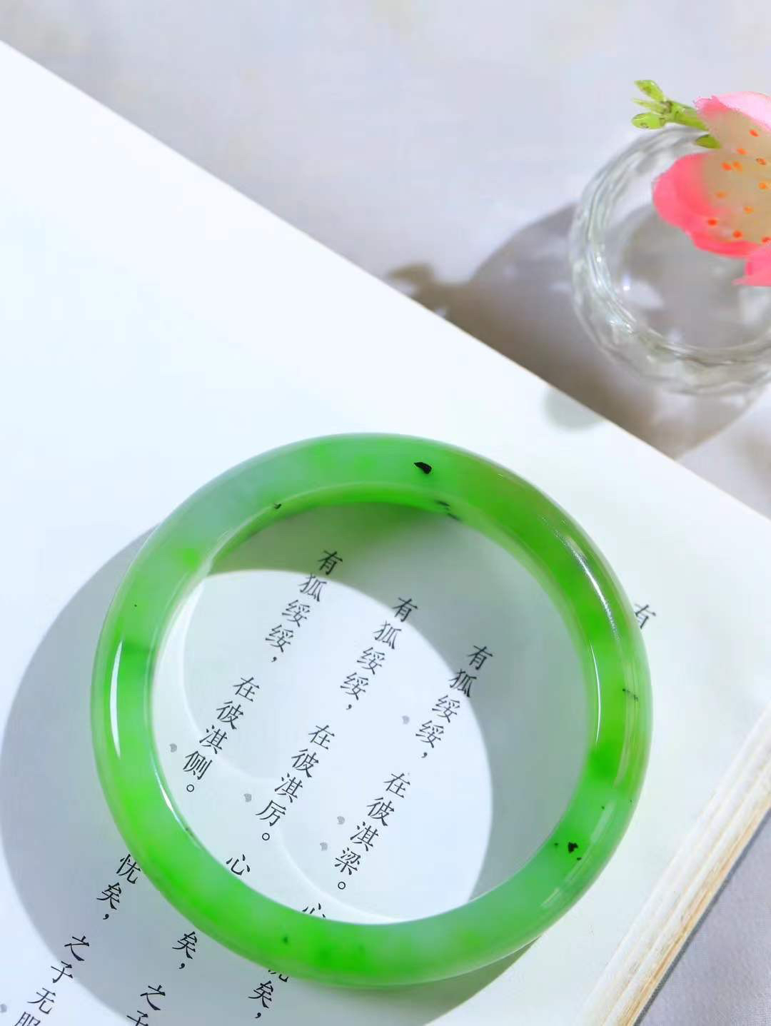 【碧波流转·手镯】

精品和田玉碧玉手镯，玉质细腻温润，手感舒适，️线条流畅，简约大气，美自天成，佩戴于腕间，婉约之美，举手投足间透出那份低调奢华，醉人心扉。 重64克 内径圈口58.5mm尺寸14.5-8.5mm  FDL-45302333