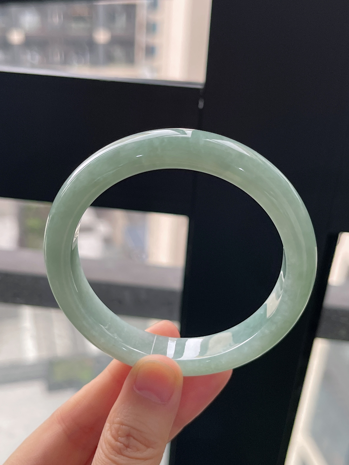 正圈56.3圈口，翡翠糯化种淡绿色手镯