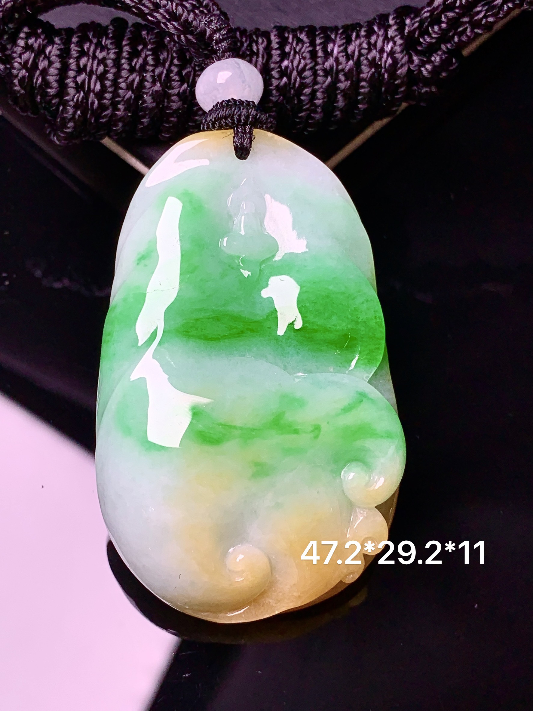 飘黄绿翡悟道吊坠 玉质细腻 色泽艳丽清新 水润亮眼 整体尺寸47.2*29.2*11w1