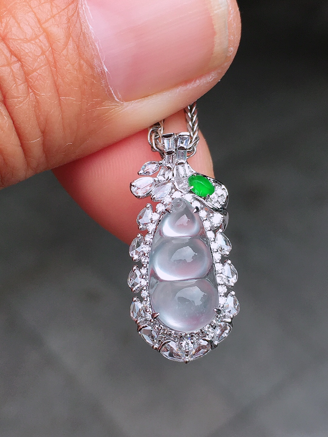 玻璃种福豆吊坠，玉质细腻，荧光感超
强，饱满圆润，尽显优雅气质，18k
金豪华镶嵌