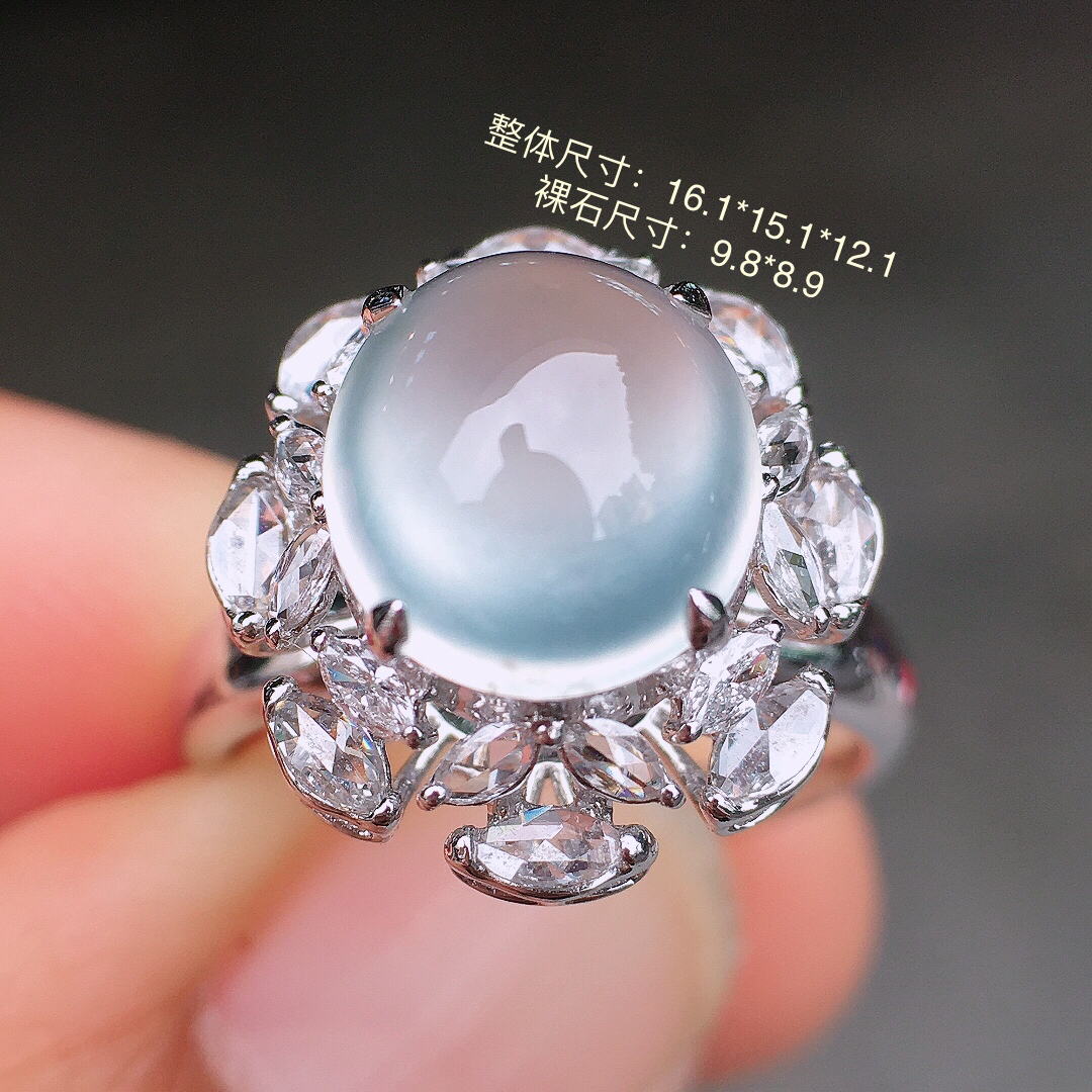 玻璃种蛋面戒指，玉质细腻，荧光感超
强，饱满圆润，尽显优雅气质，18k
金豪华镶嵌