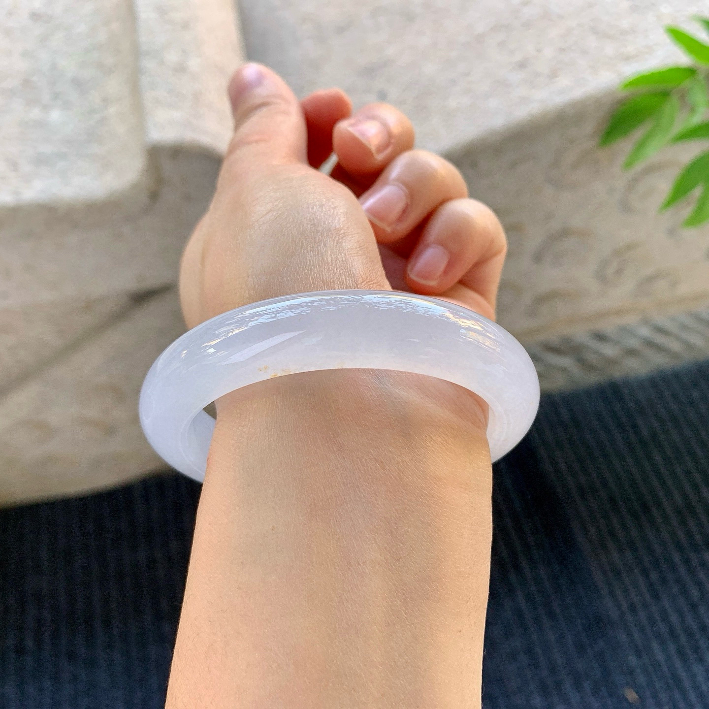 正圈55 56
【圈口】56/12/9
【描述】冰粉紫，水润，种老，细腻，无纹裂！