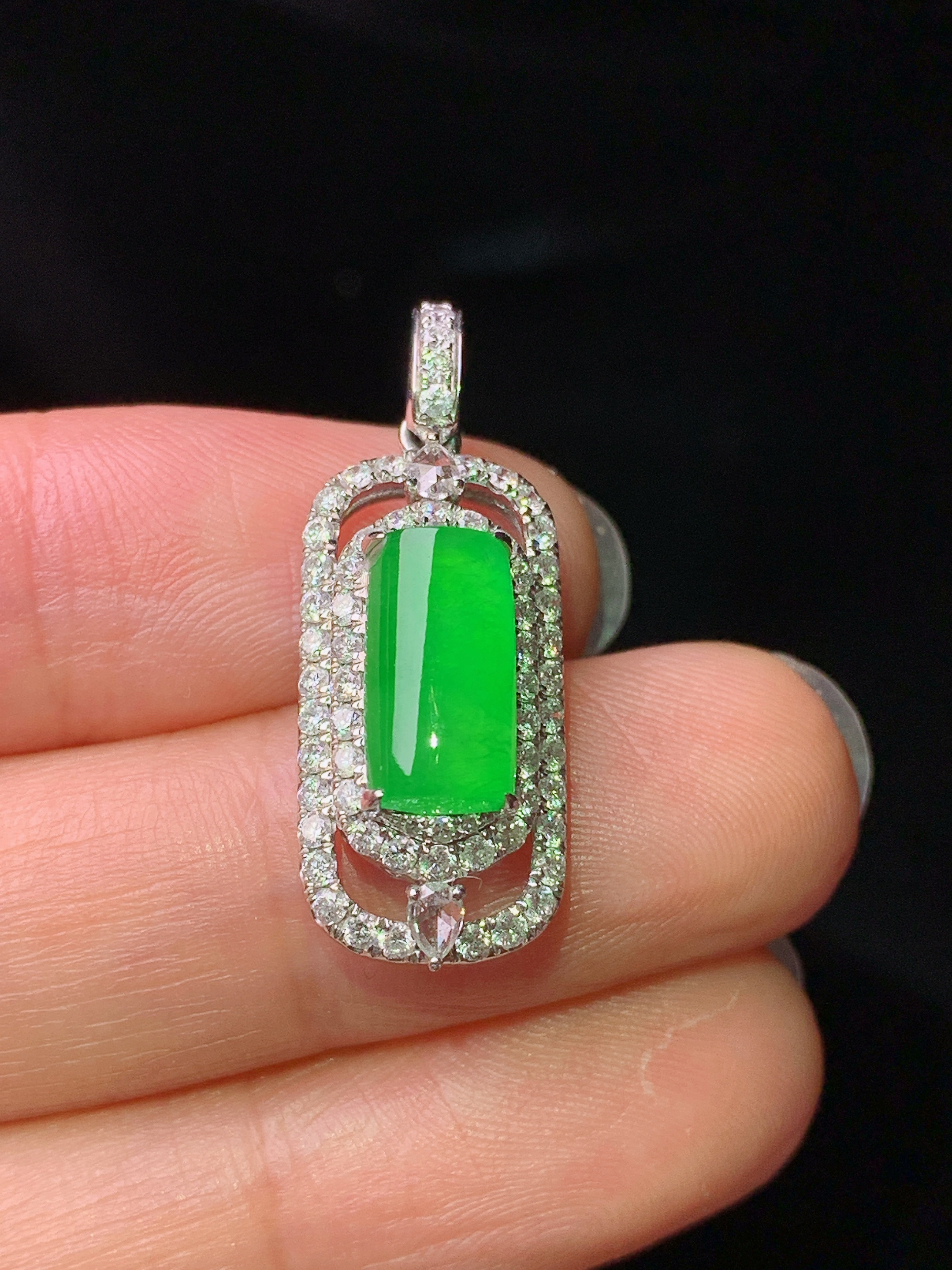 18k金镶嵌满绿玉柱吊坠 玉质细腻 色泽艳丽清新 水润亮眼 整体尺寸27.8*10.3*7.5t3